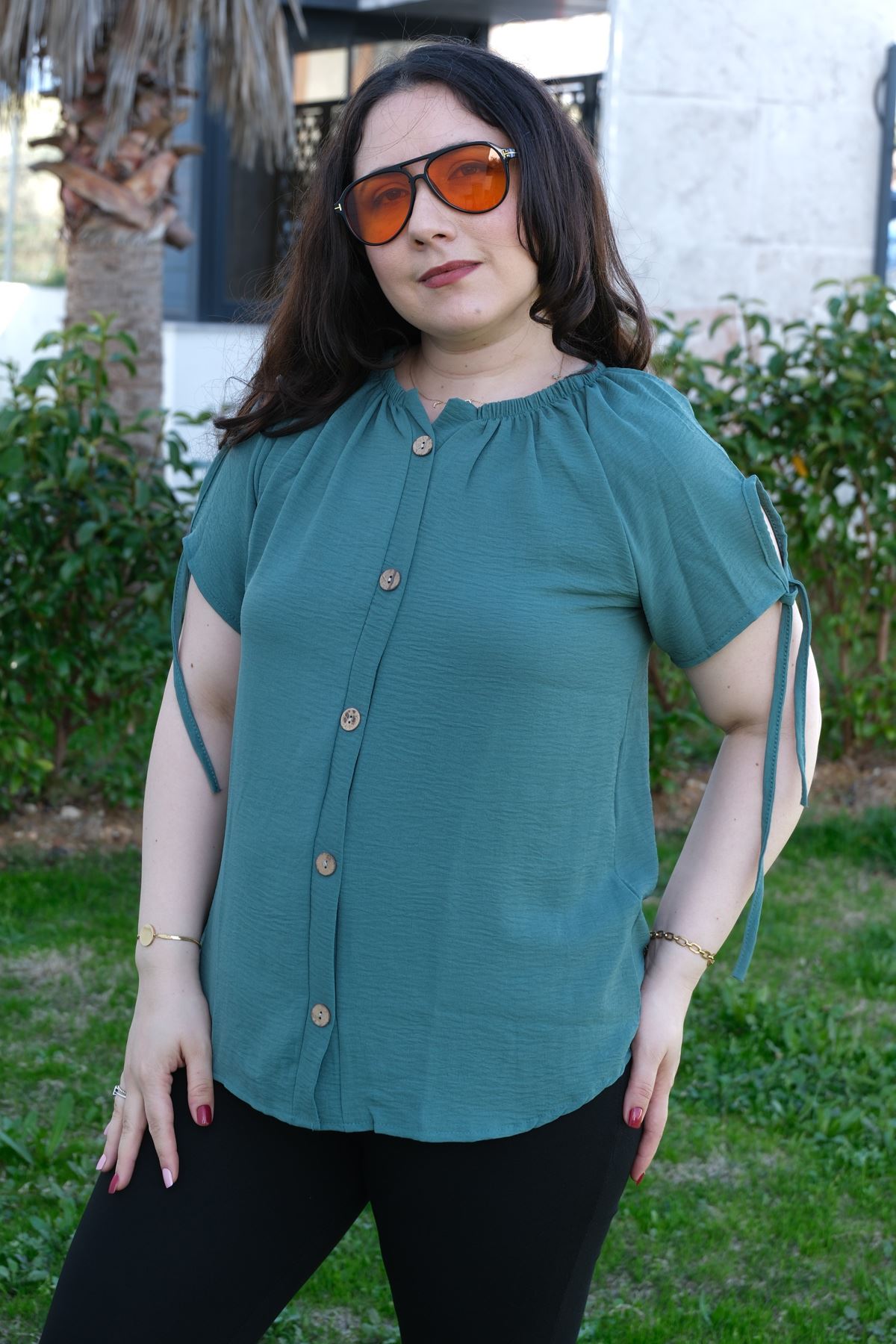 RENKTE BÜYÜK BEDEN KOL BAĞLAMALI YEŞİL BLUZ