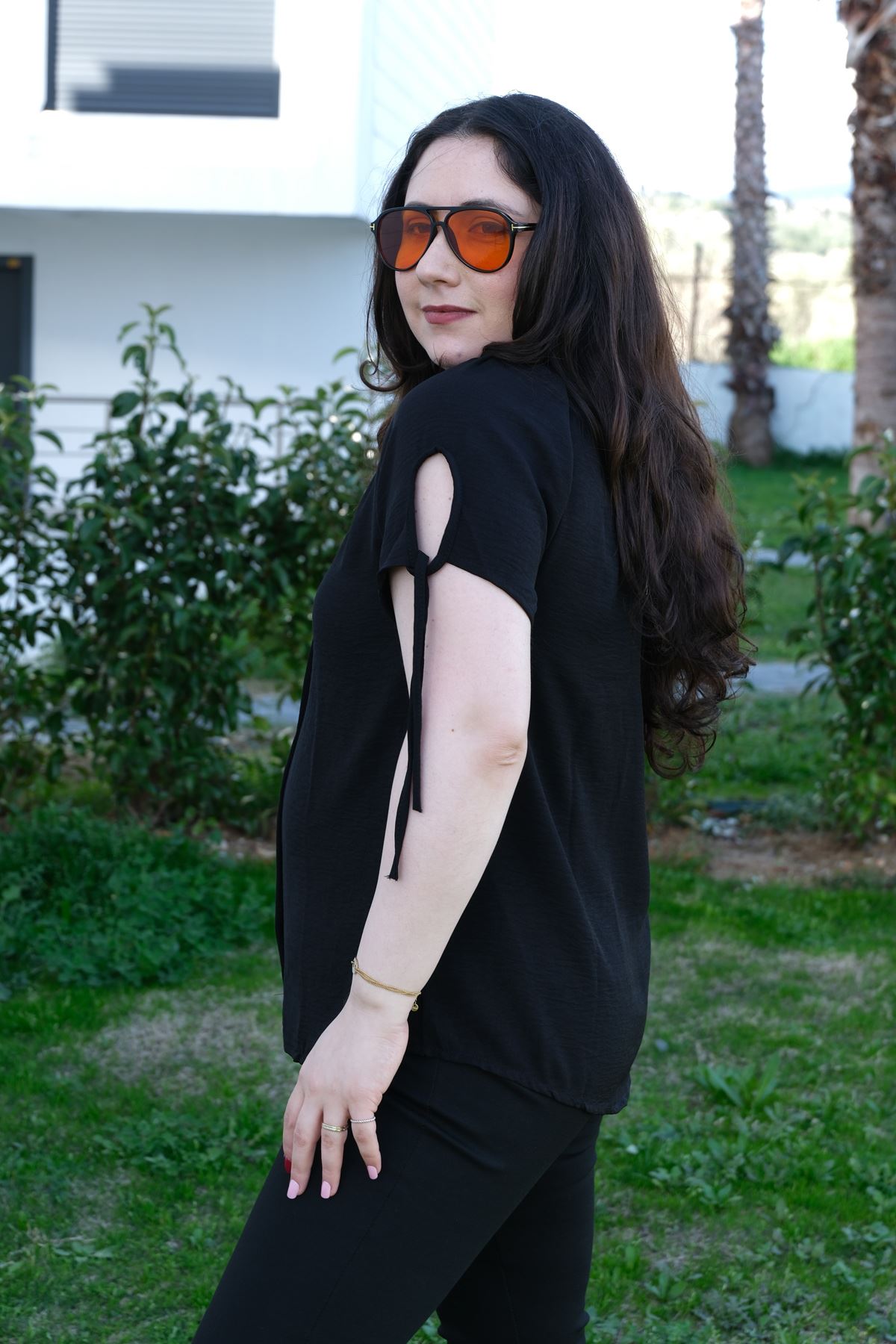 RENKTE BÜYÜK BEDEN KOL BAĞLAMALI SİYAH BLUZ