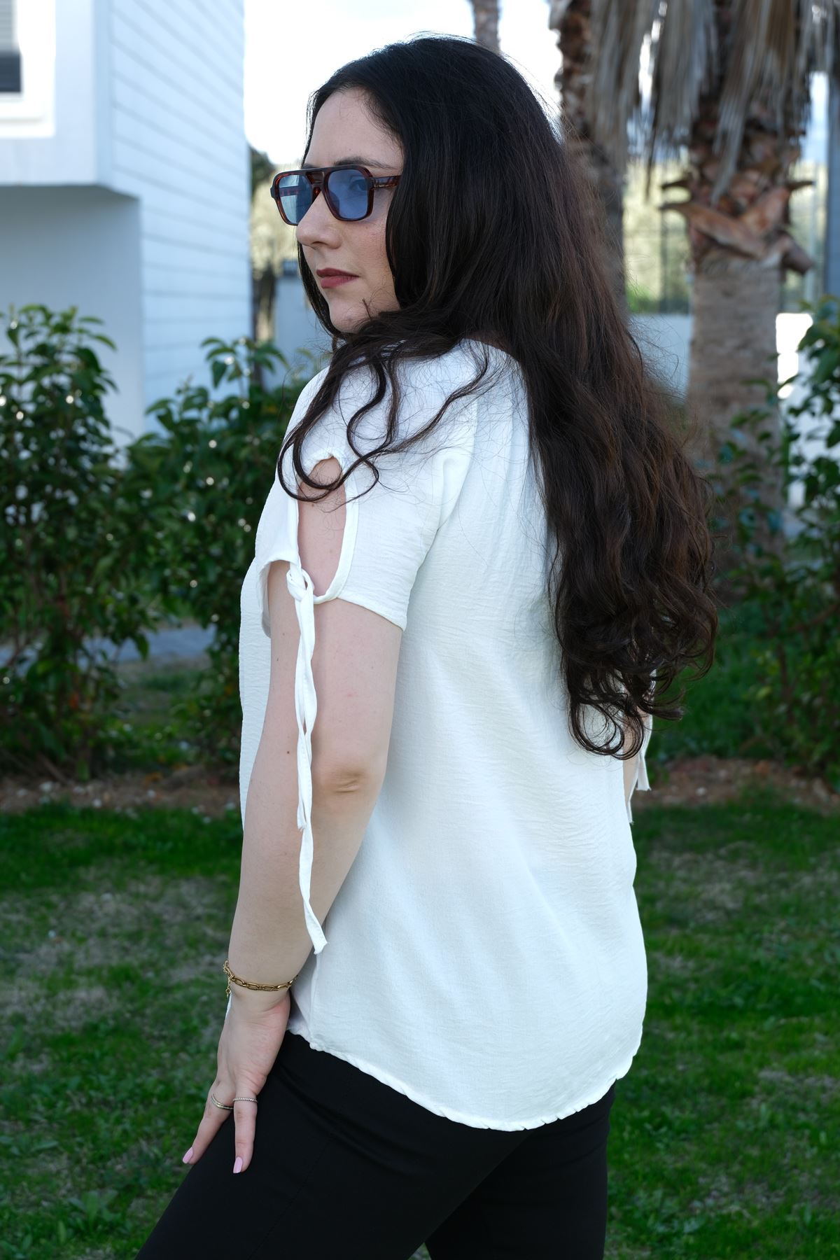 RENKTE BÜYÜK BEDEN KOL BAĞLAMALI BEYAZ BLUZ