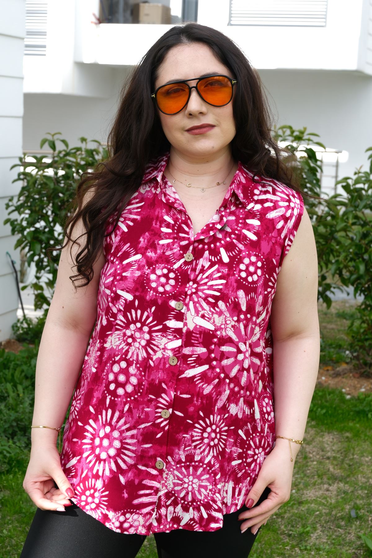 RENKTE BÜYÜK BEDEN KALIN ASKILI DESENLİ BLUZ