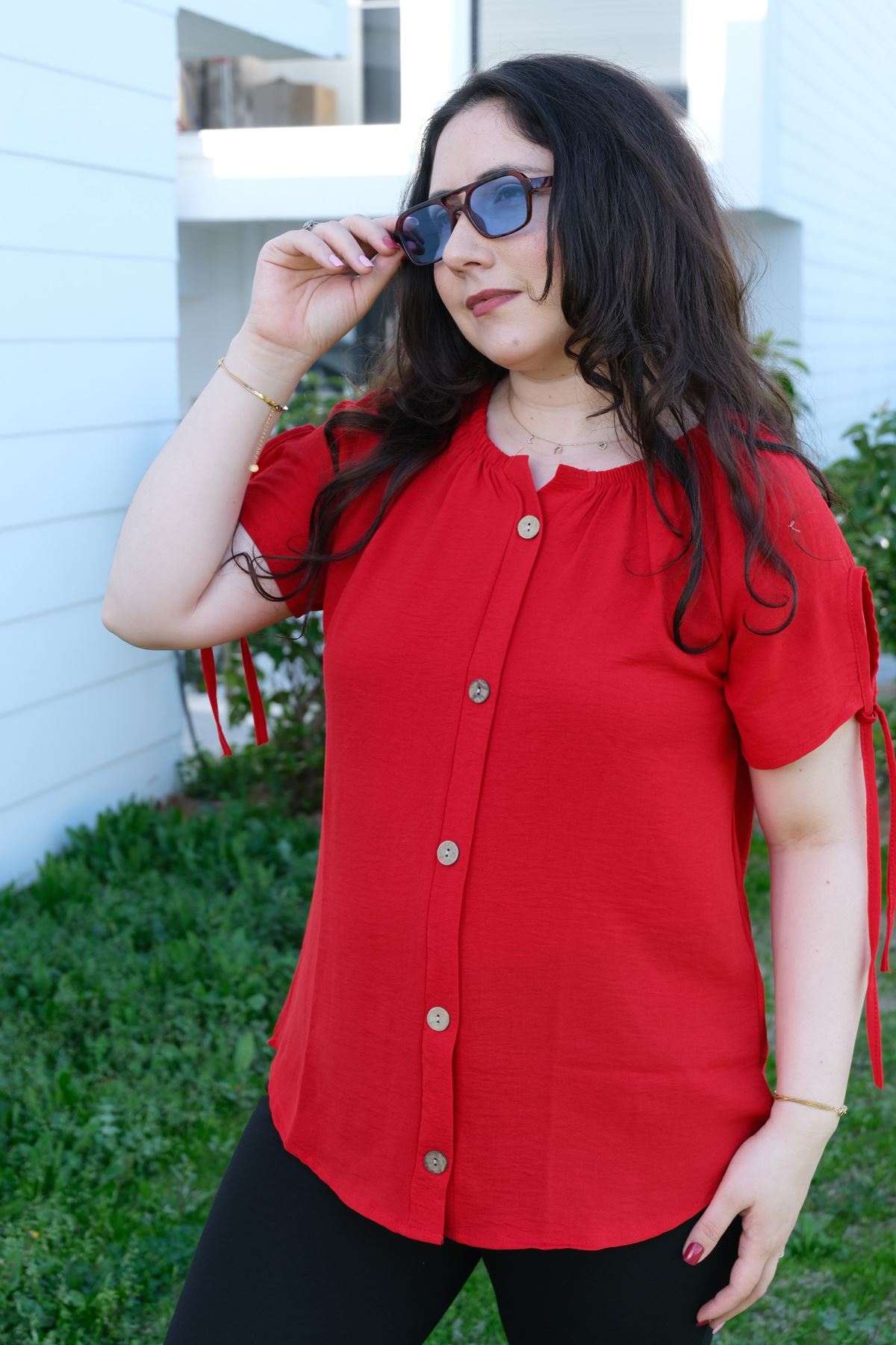 RENKTE BÜYÜK BEDEN KOL BAĞLAMALI KIRMIZI BLUZ