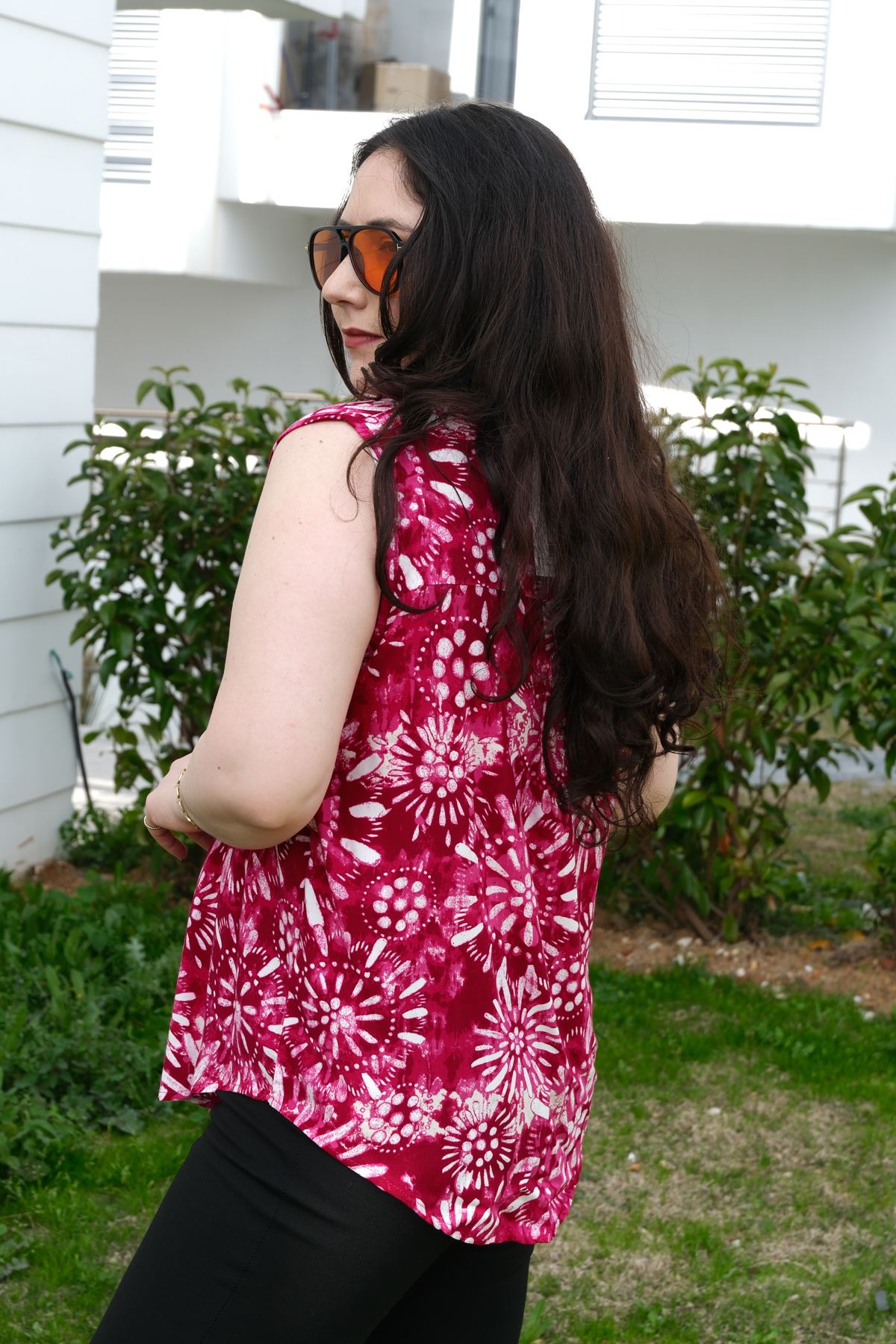 RENKTE BÜYÜK BEDEN KALIN ASKILI DESENLİ BLUZ