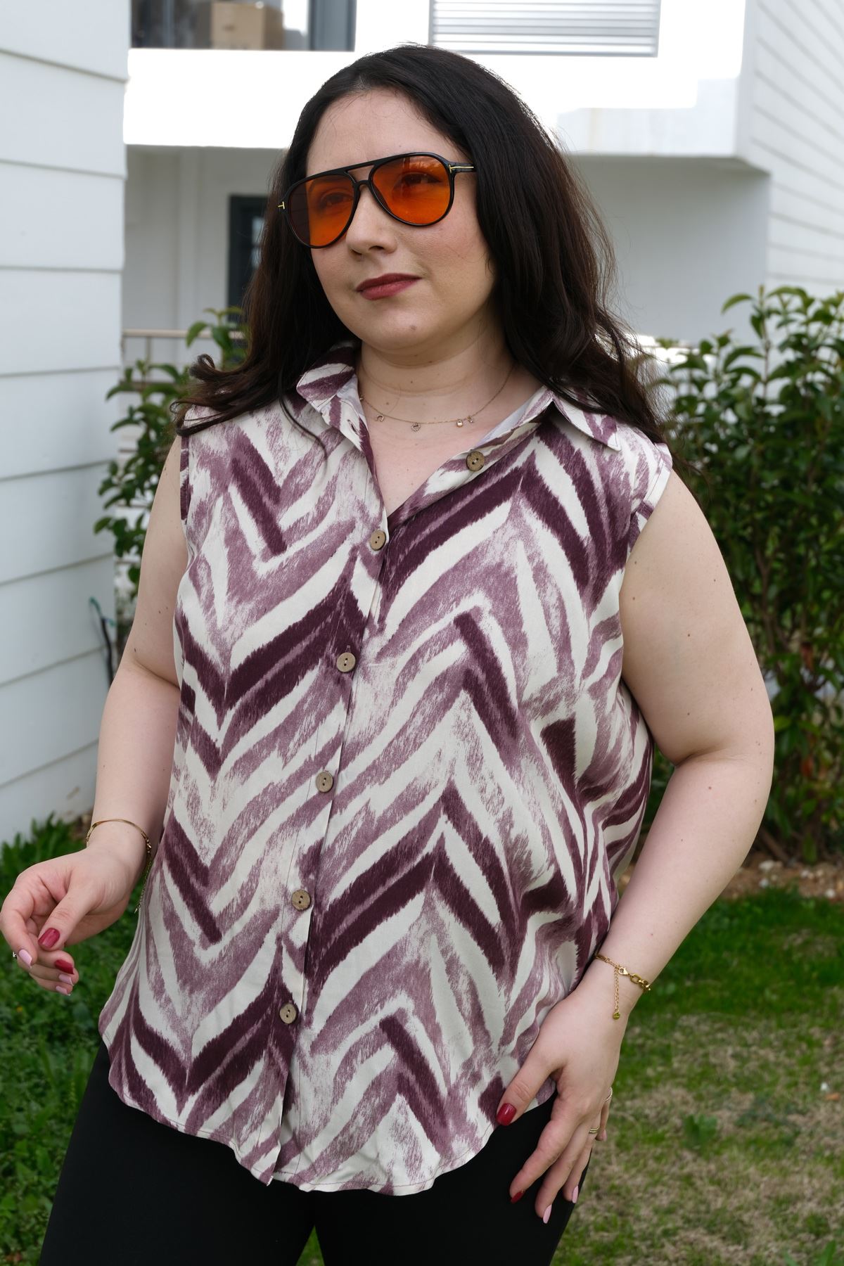 RENKTE BÜYÜK BEDEN KALIN ASKILI DESENLİ BLUZ