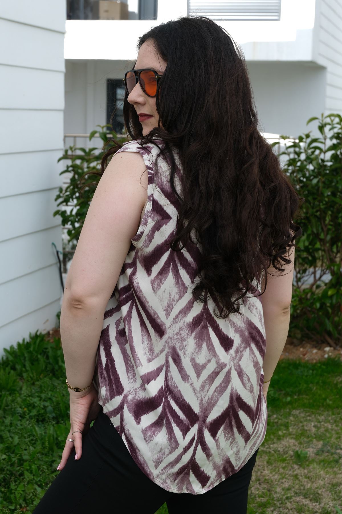 RENKTE BÜYÜK BEDEN KALIN ASKILI DESENLİ BLUZ