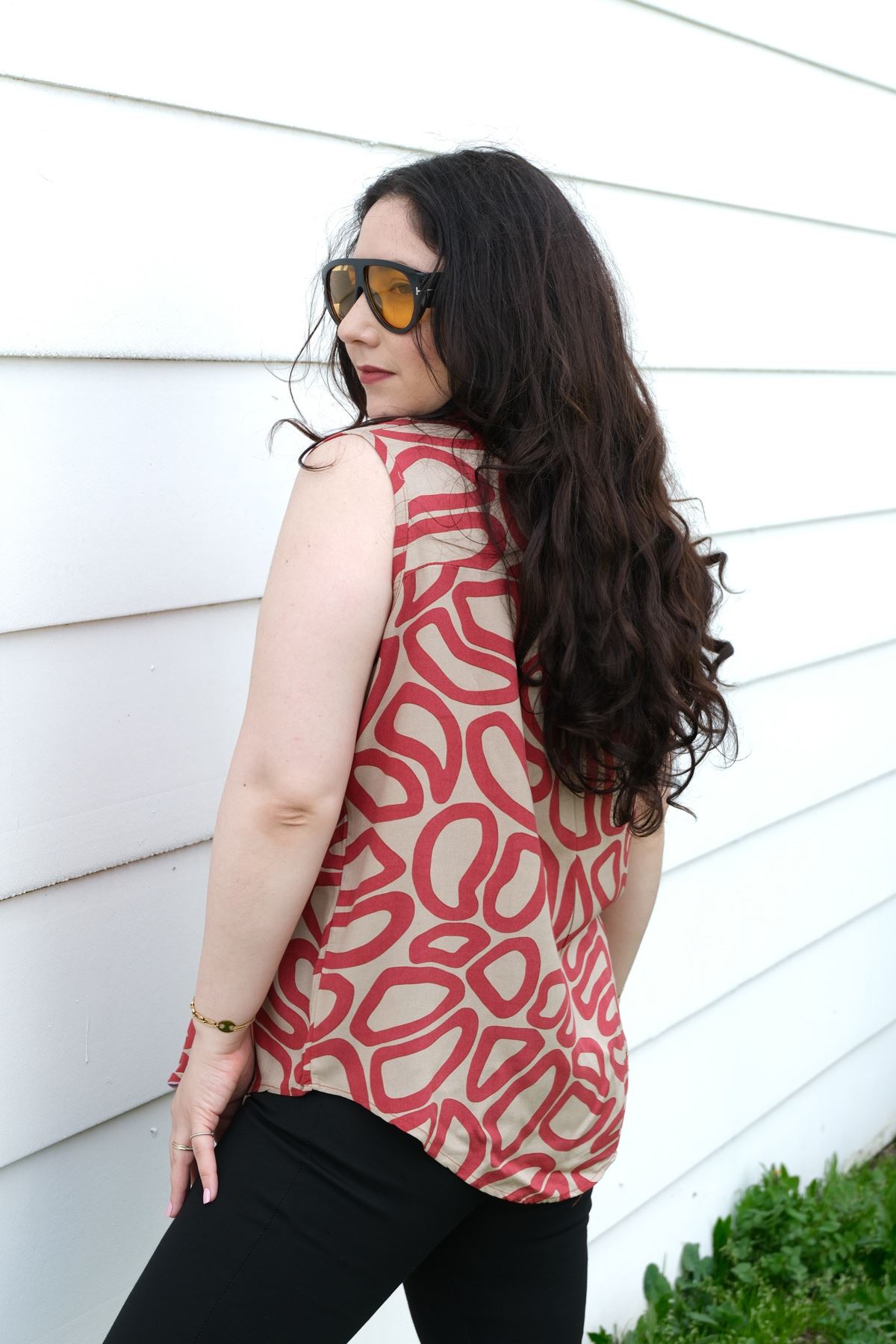 RENKTE BÜYÜK BEDEN KALIN ASKILI DESENLİ BLUZ