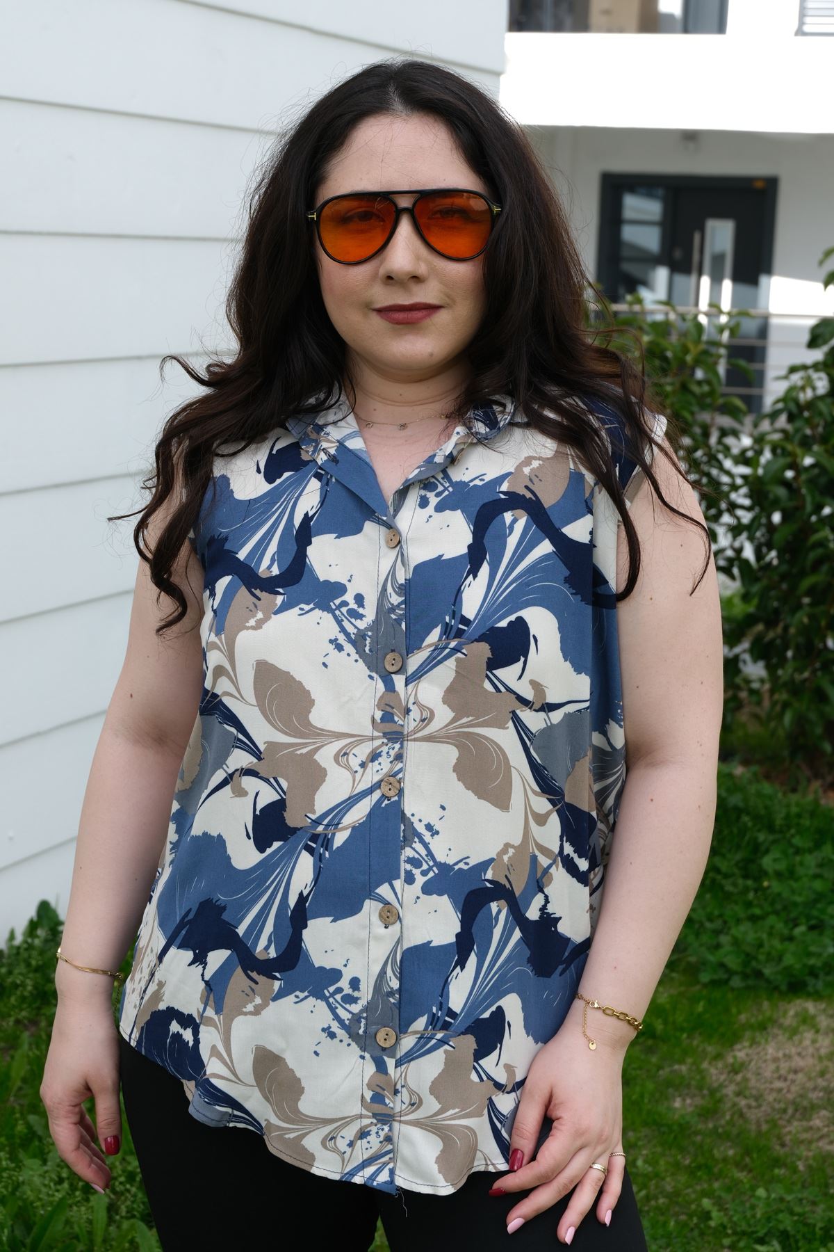 RENKTE BÜYÜK BEDEN KALIN ASKILI DESENLİ BLUZ