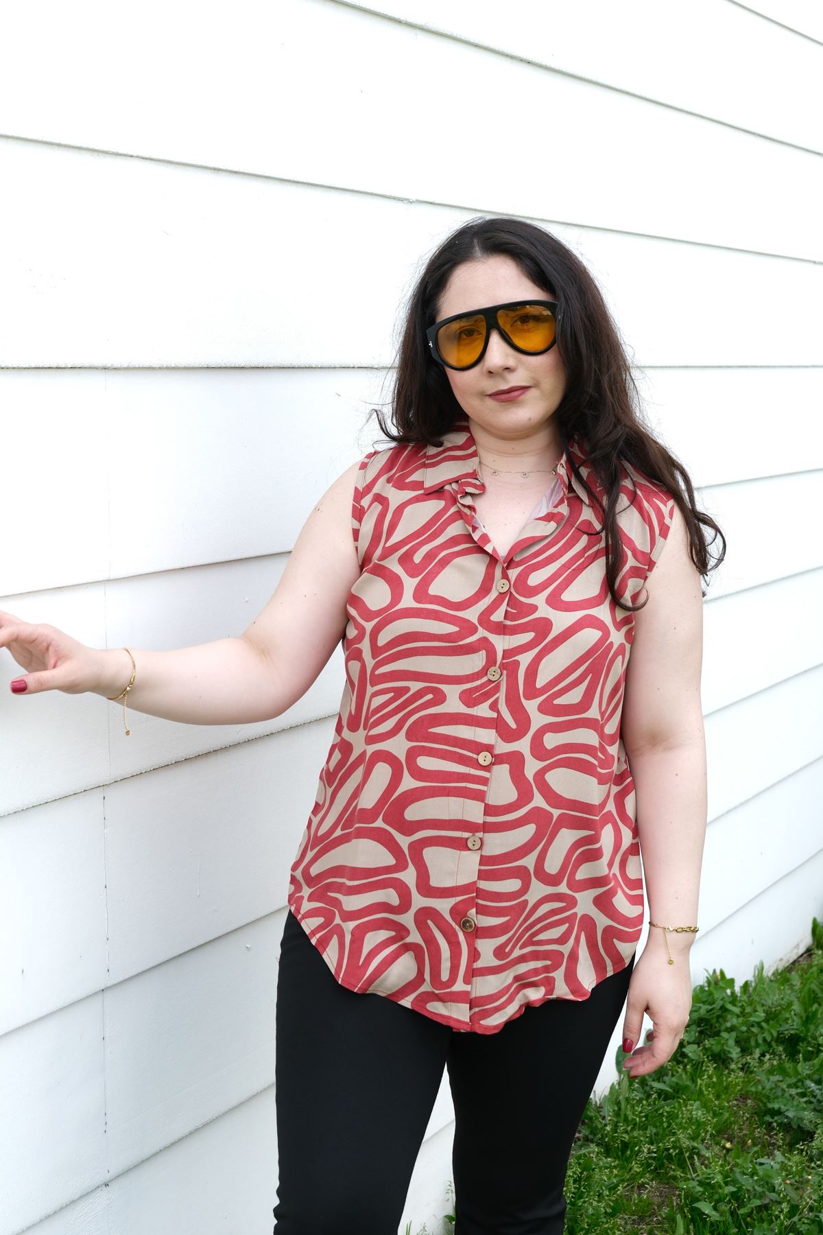 RENKTE BÜYÜK BEDEN KALIN ASKILI DESENLİ BLUZ