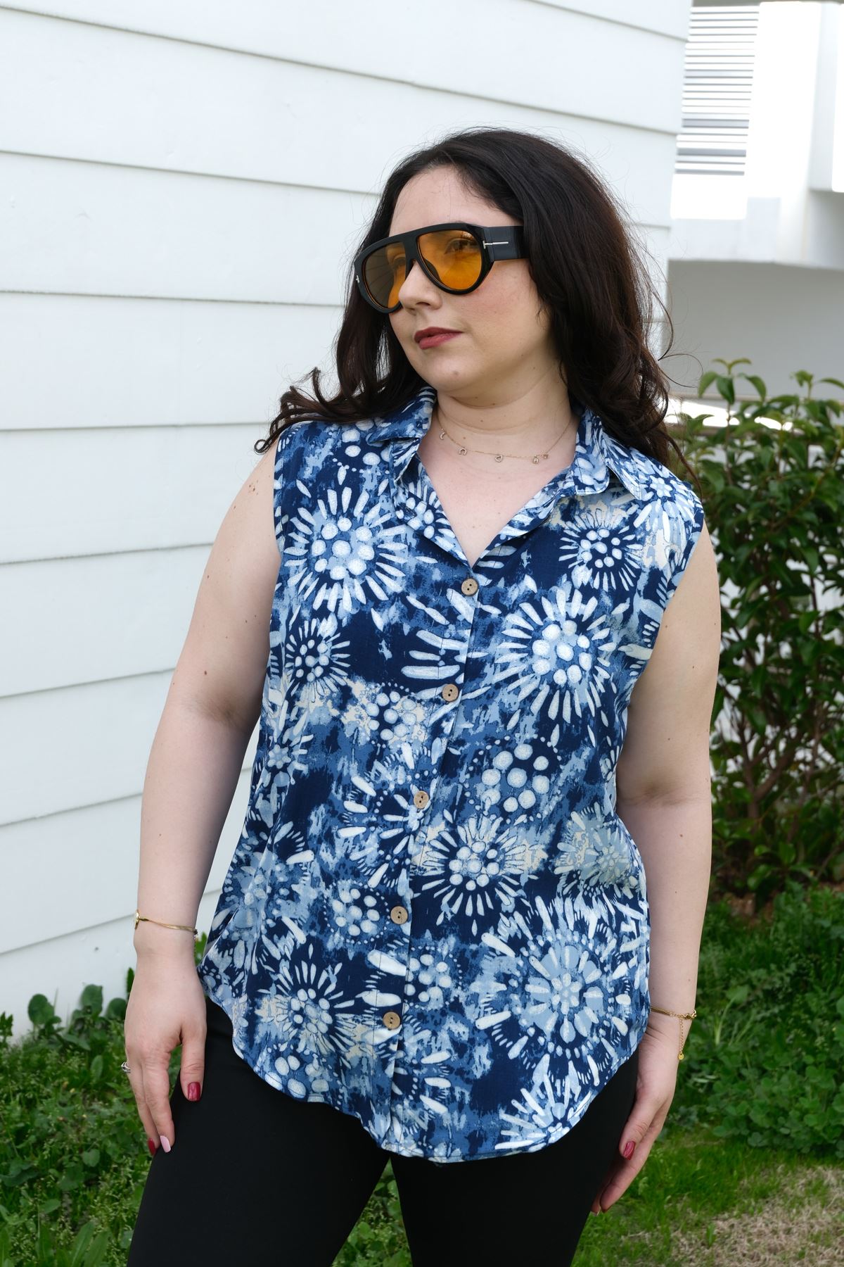 RENKTE BÜYÜK BEDEN KALIN ASKILI DESENLİ BLUZ