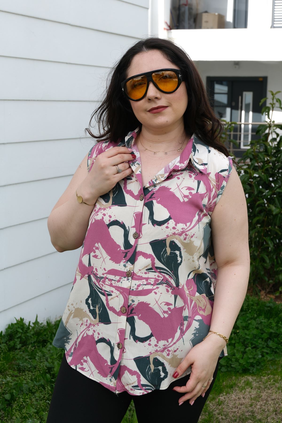 RENKTE BÜYÜK BEDEN KALIN ASKILI DESENLİ BLUZ