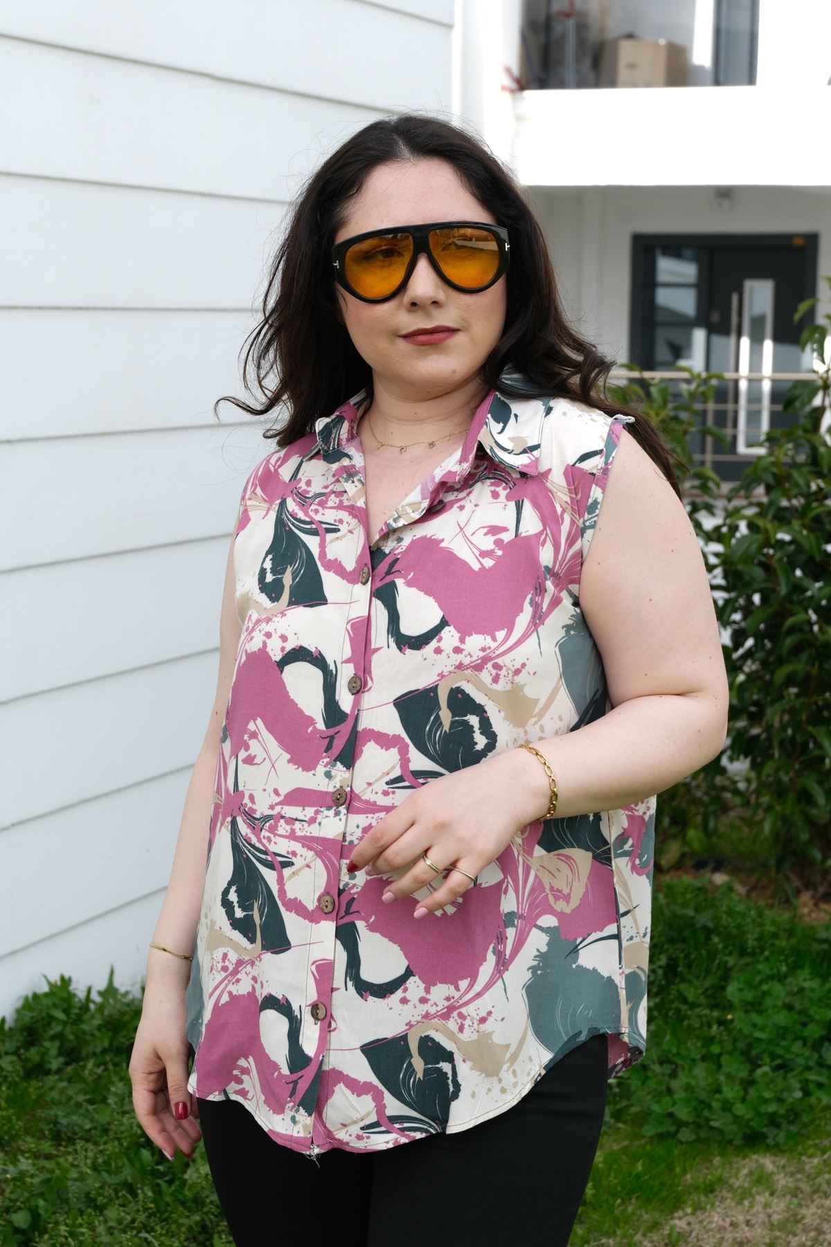 RENKTE BÜYÜK BEDEN KALIN ASKILI DESENLİ BLUZ