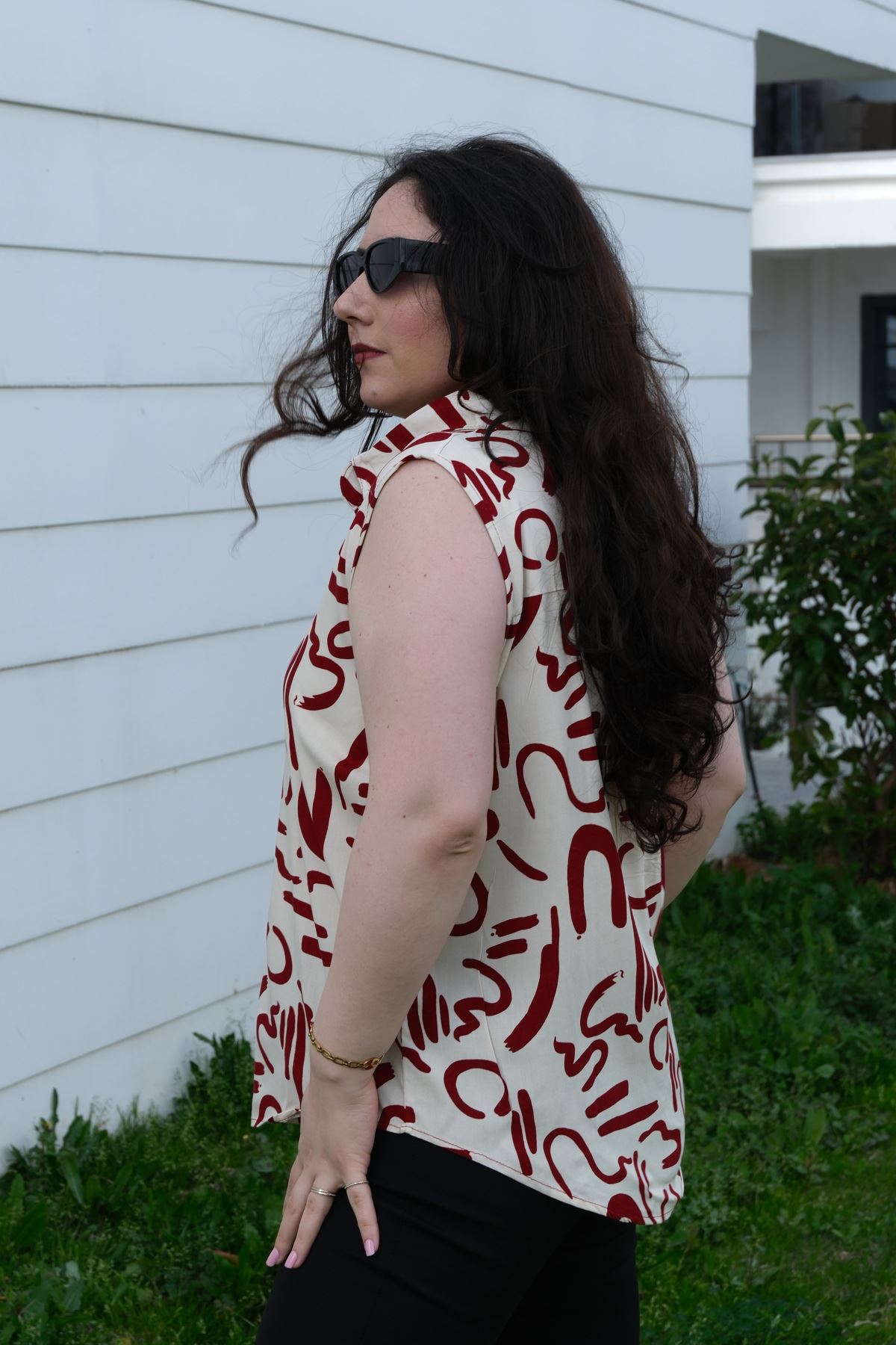 RENKTE BÜYÜK BEDEN KALIN ASKILI DESENLİ BLUZ