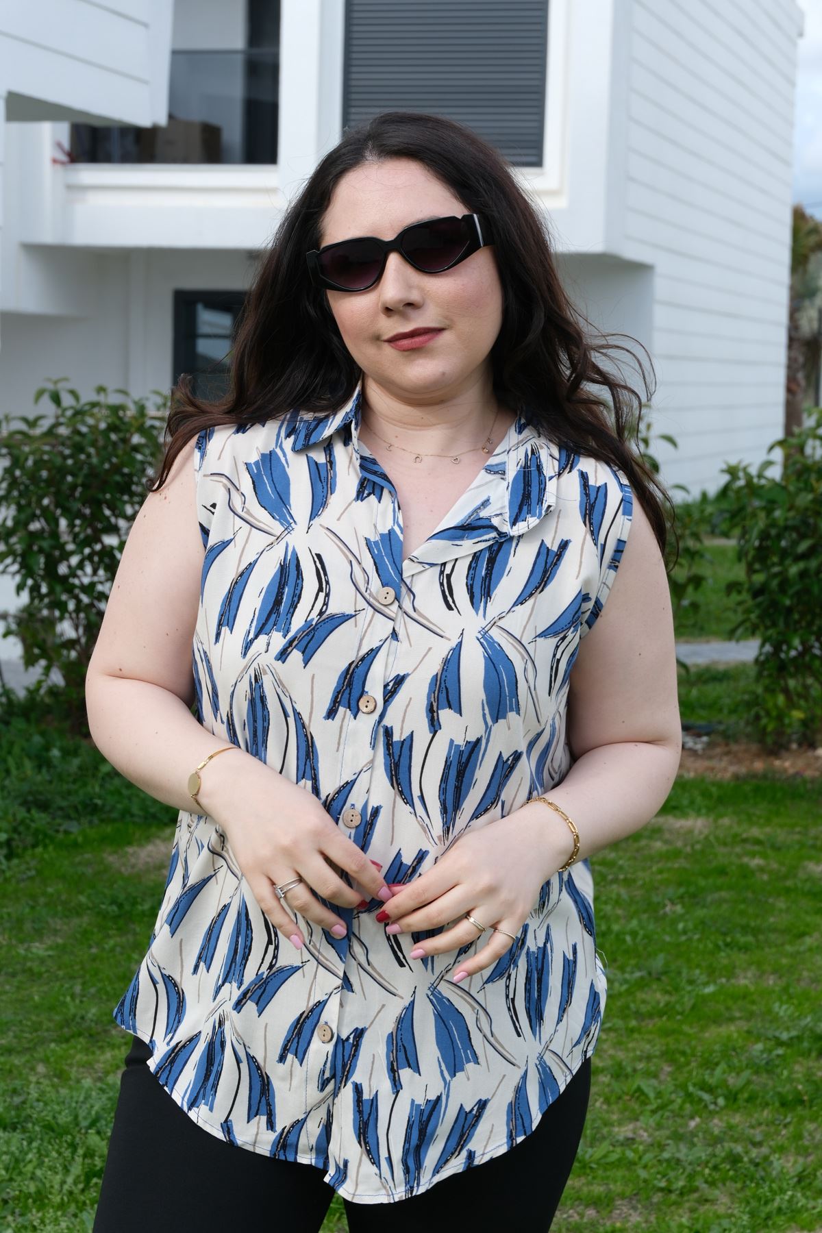 RENKTE BÜYÜK BEDEN KALIN ASKILI DESENLİ BLUZ