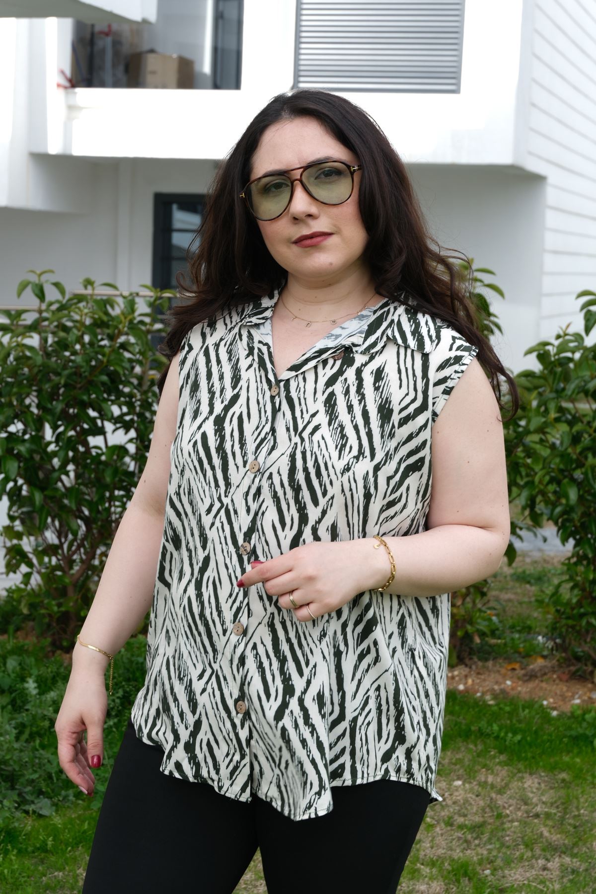 RENKTE BÜYÜK BEDEN KALIN ASKILI DESENLİ BLUZ