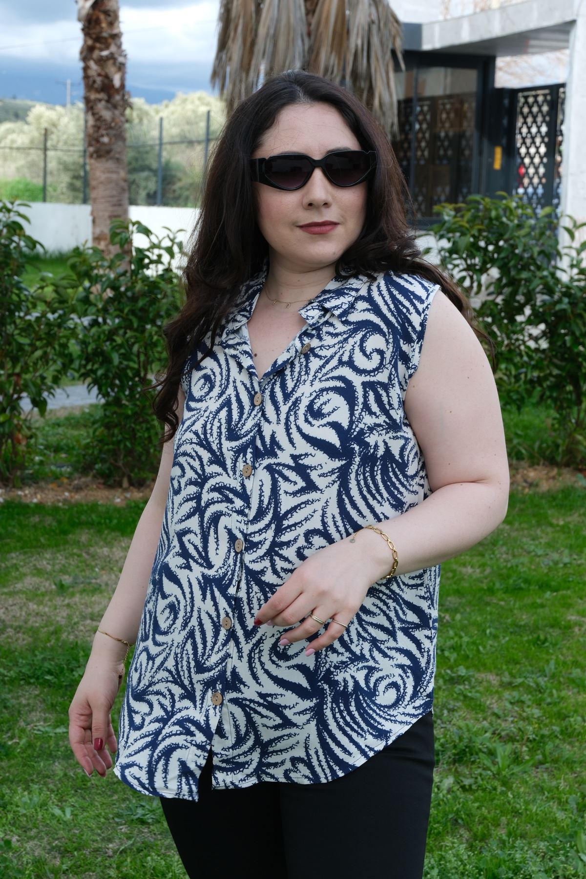 RENKTE BÜYÜK BEDEN KALIN ASKILI DESENLİ BLUZ