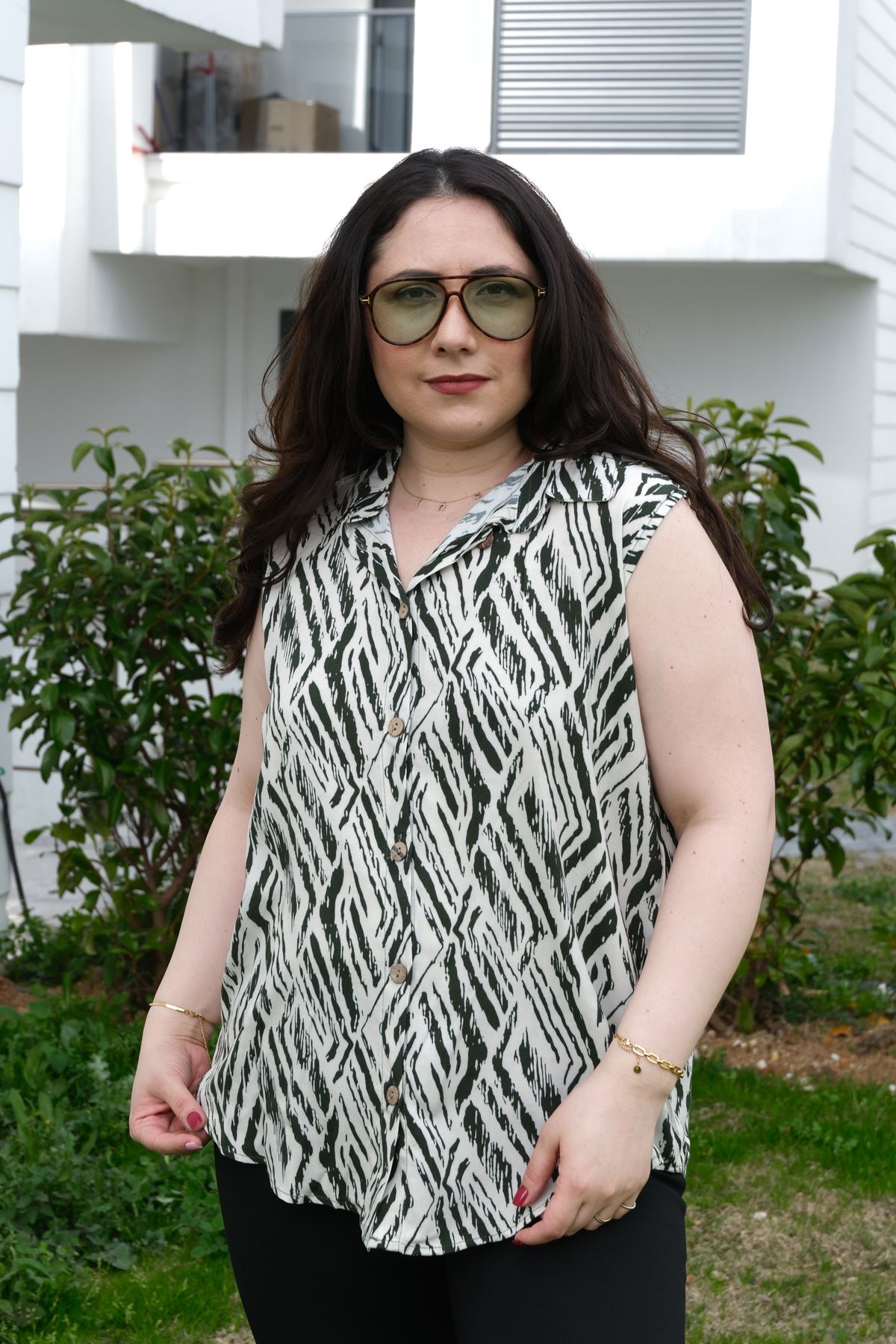 RENKTE BÜYÜK BEDEN KALIN ASKILI DESENLİ BLUZ