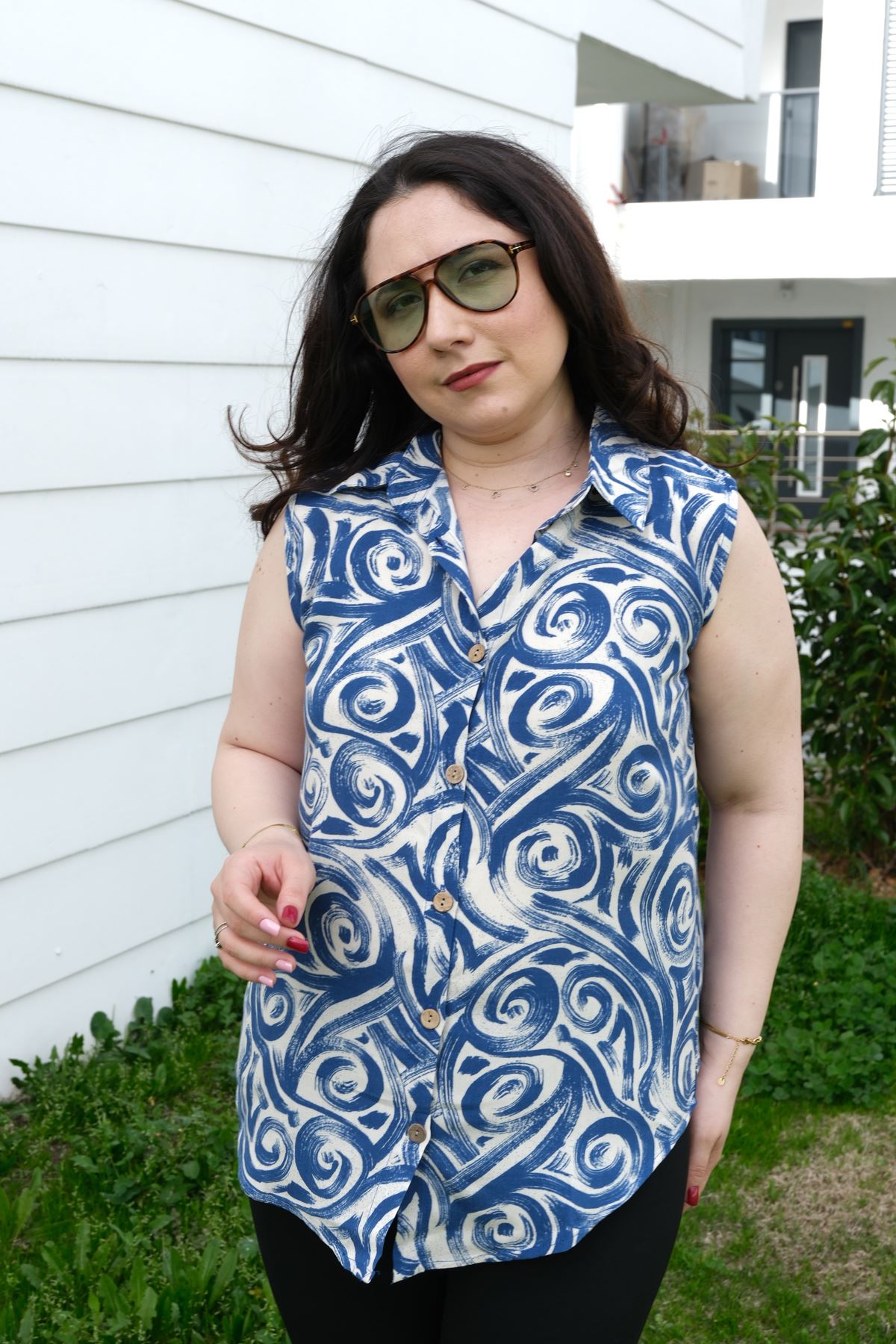 RENKTE BÜYÜK BEDEN KALIN ASKILI DESENLİ BLUZ