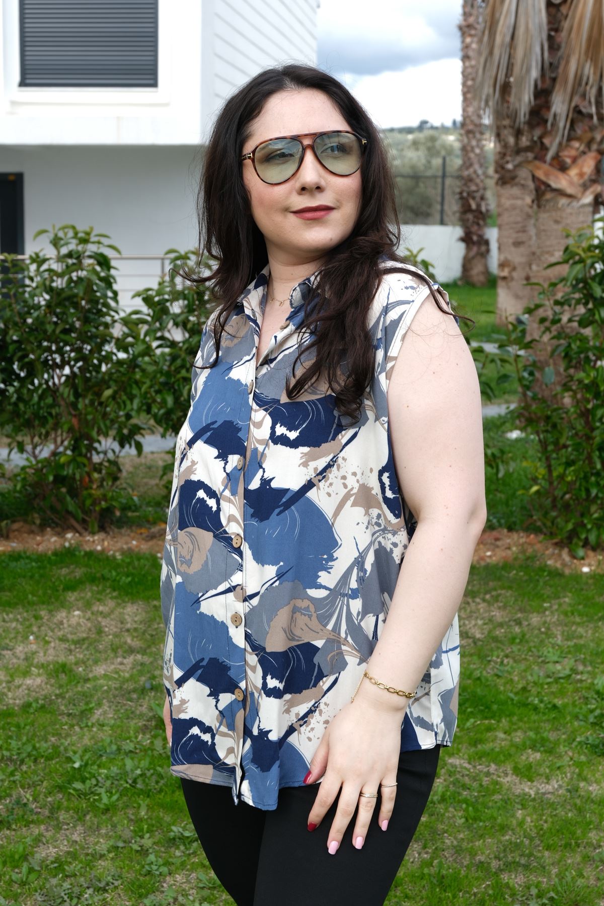 RENKTE BÜYÜK BEDEN KALIN ASKILI DESENLİ BLUZ