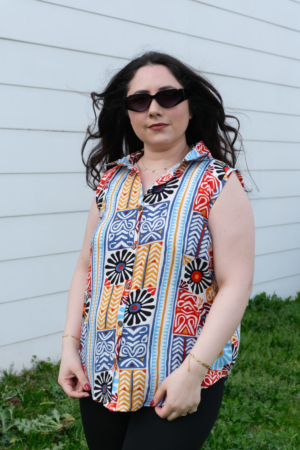 RENKTE BÜYÜK BEDEN KALIN ASKILI DESENLİ BLUZ