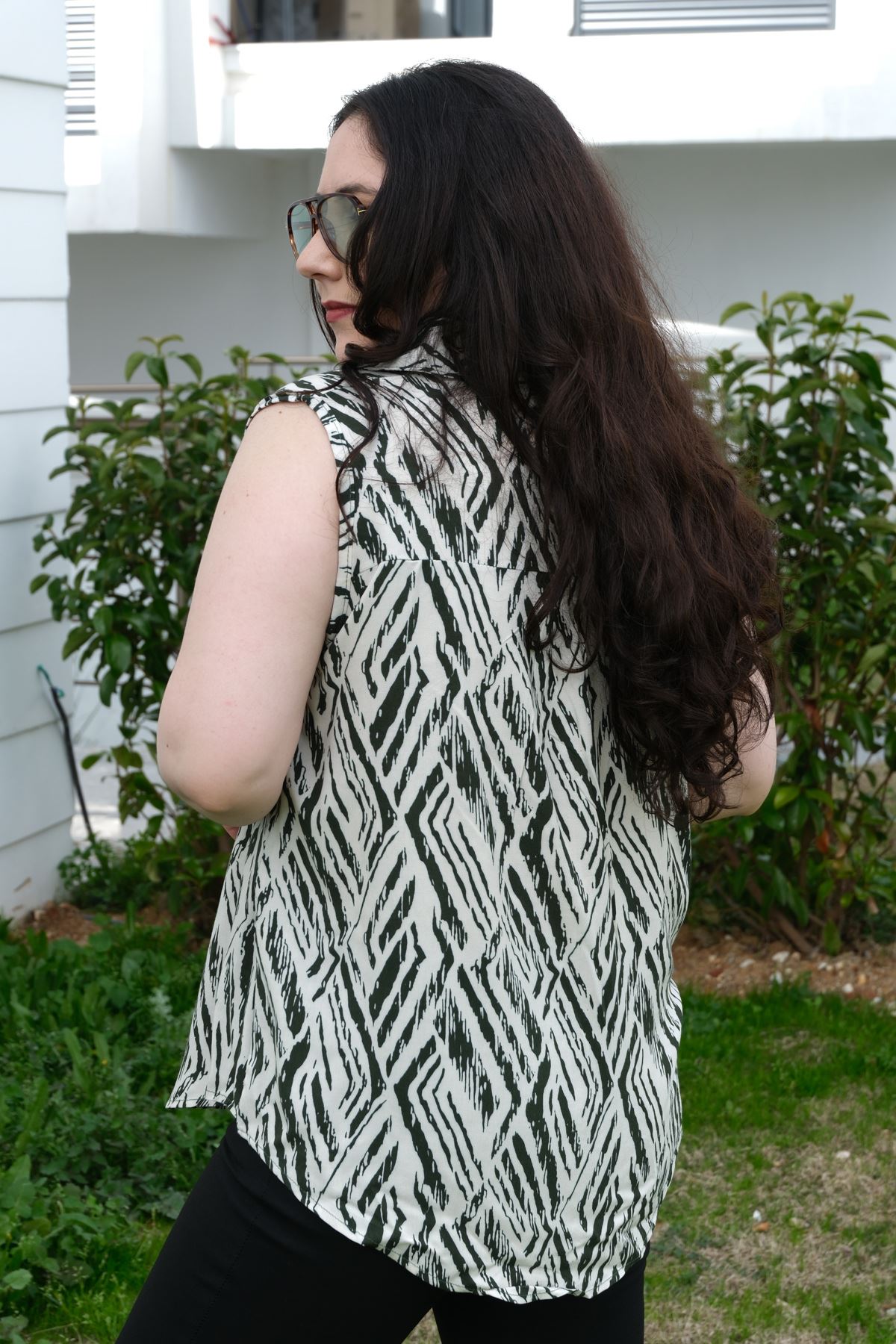 RENKTE BÜYÜK BEDEN KALIN ASKILI DESENLİ BLUZ