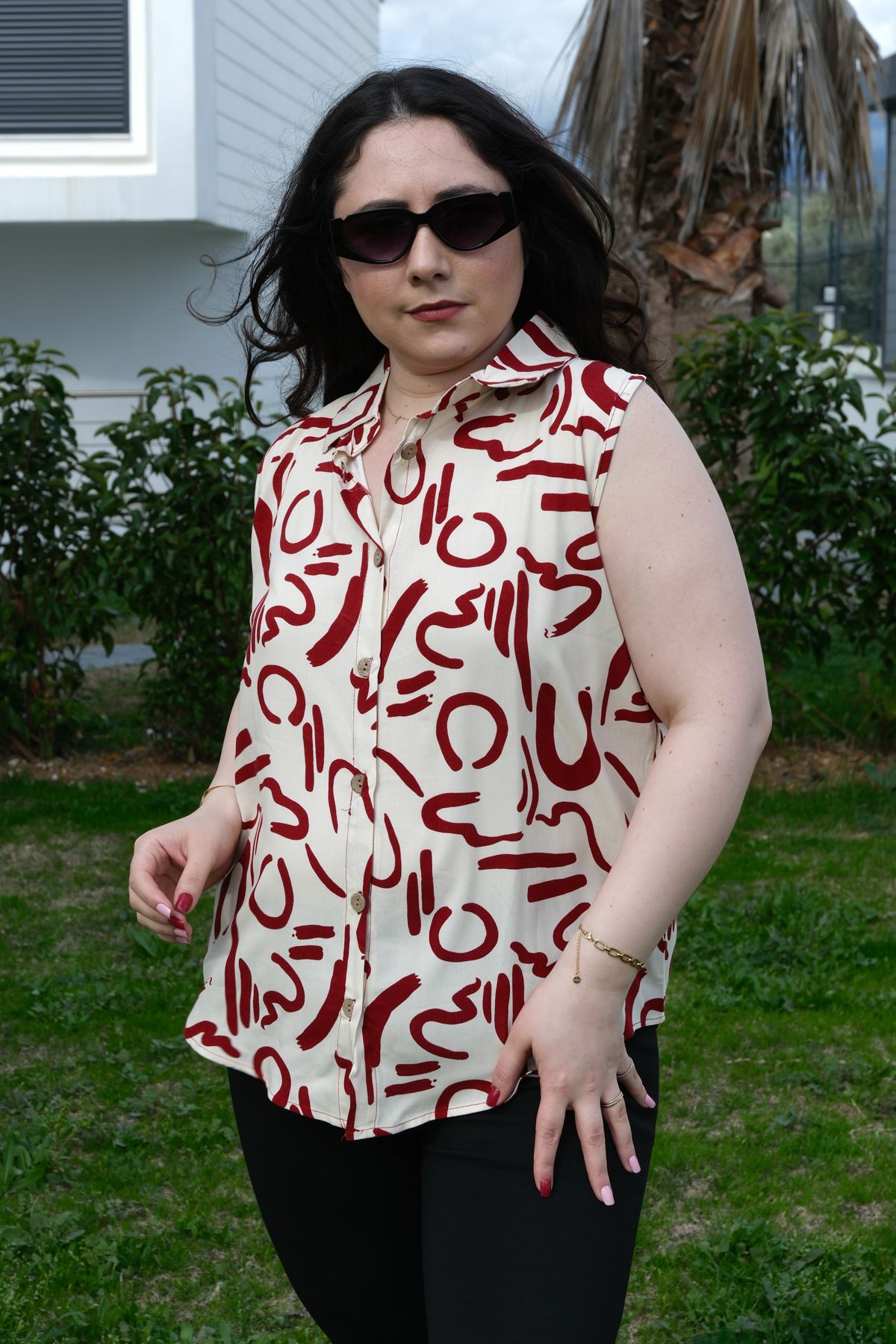 RENKTE BÜYÜK BEDEN KALIN ASKILI DESENLİ BLUZ