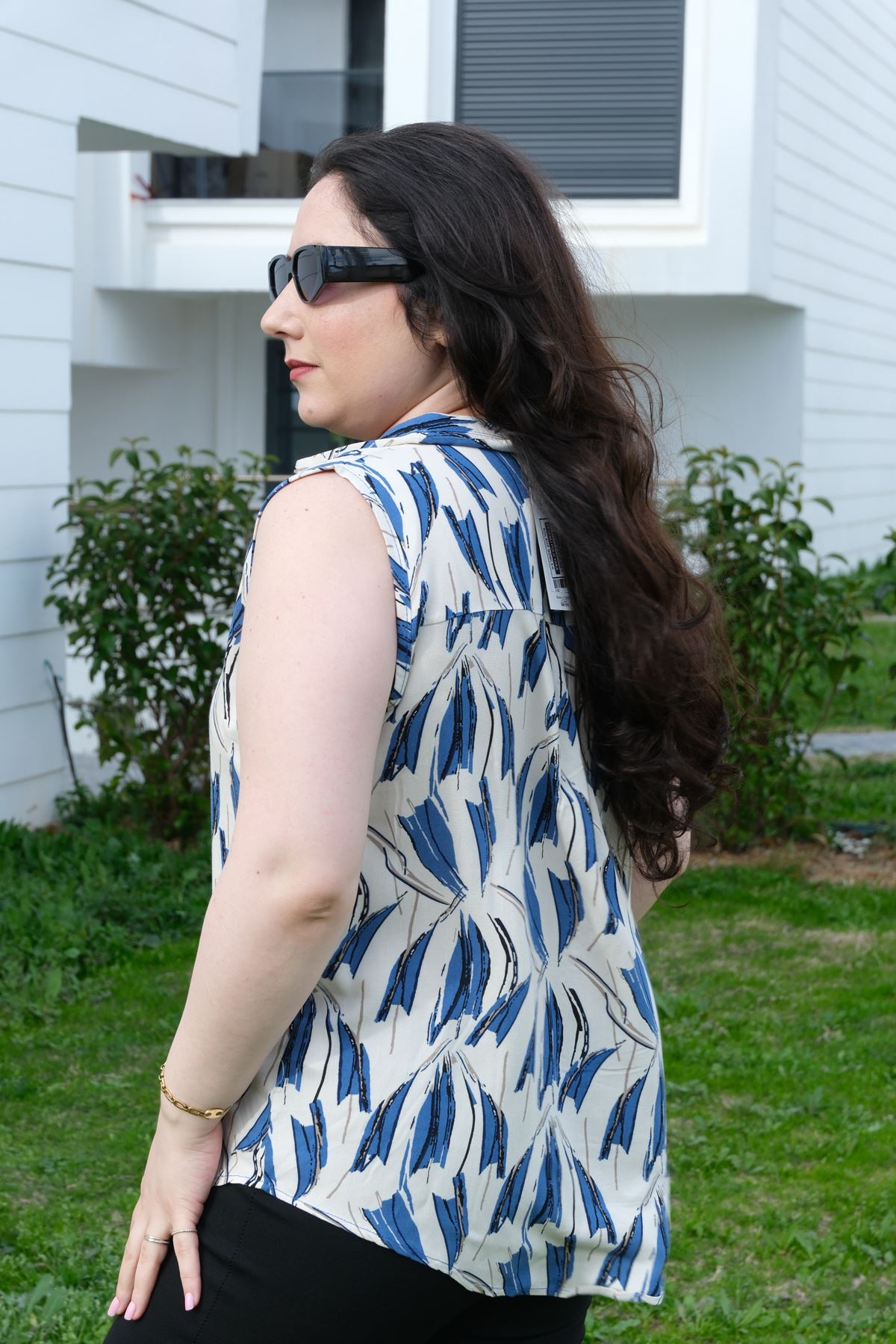 RENKTE BÜYÜK BEDEN KALIN ASKILI DESENLİ BLUZ