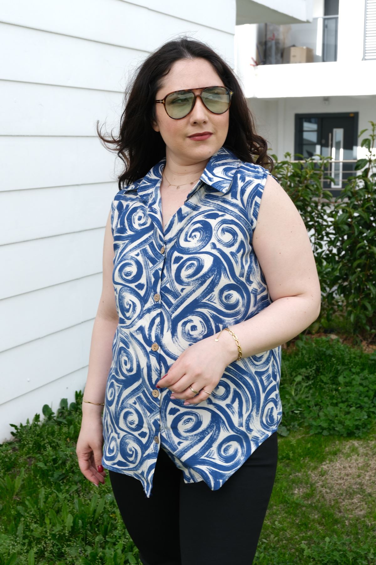 RENKTE BÜYÜK BEDEN KALIN ASKILI DESENLİ BLUZ