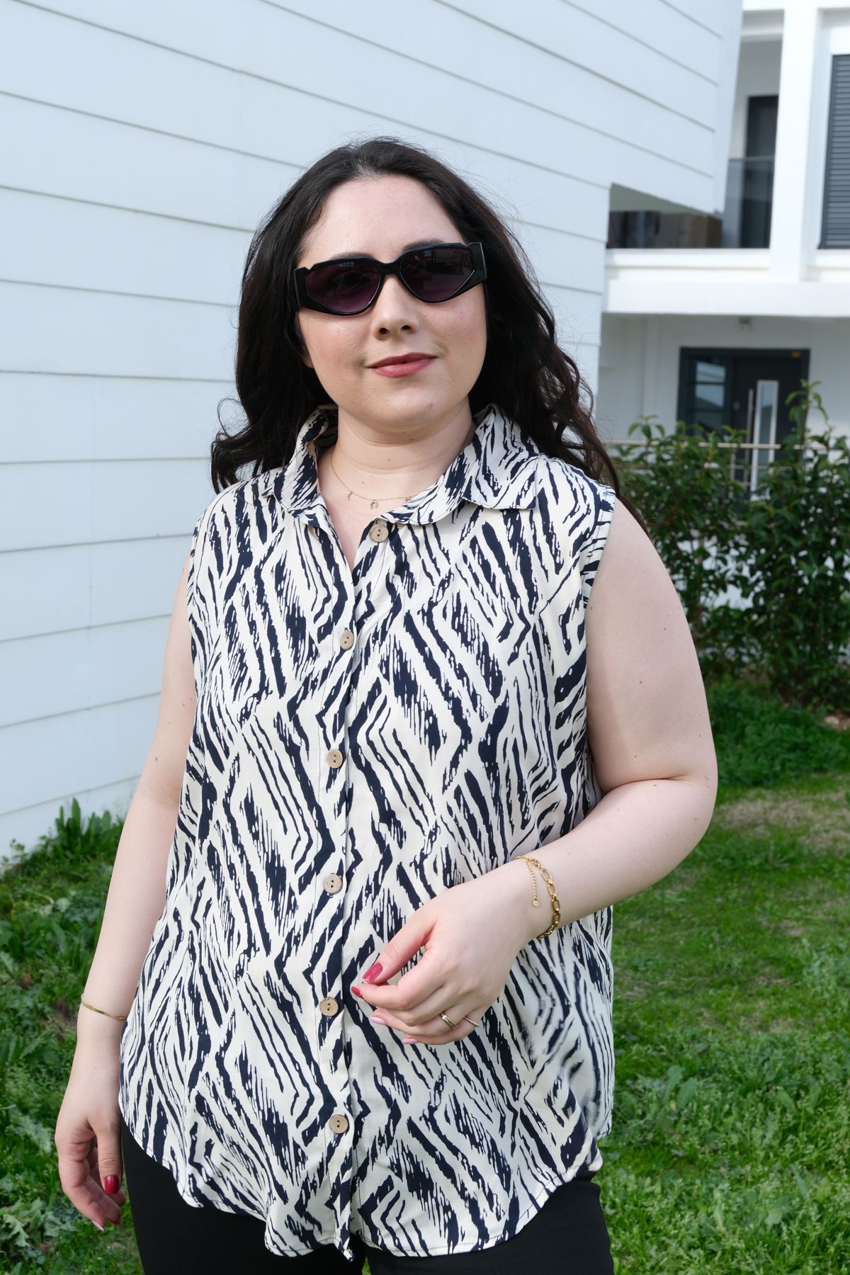 RENKTE BÜYÜK BEDEN KALIN ASKILI DESENLİ BLUZ