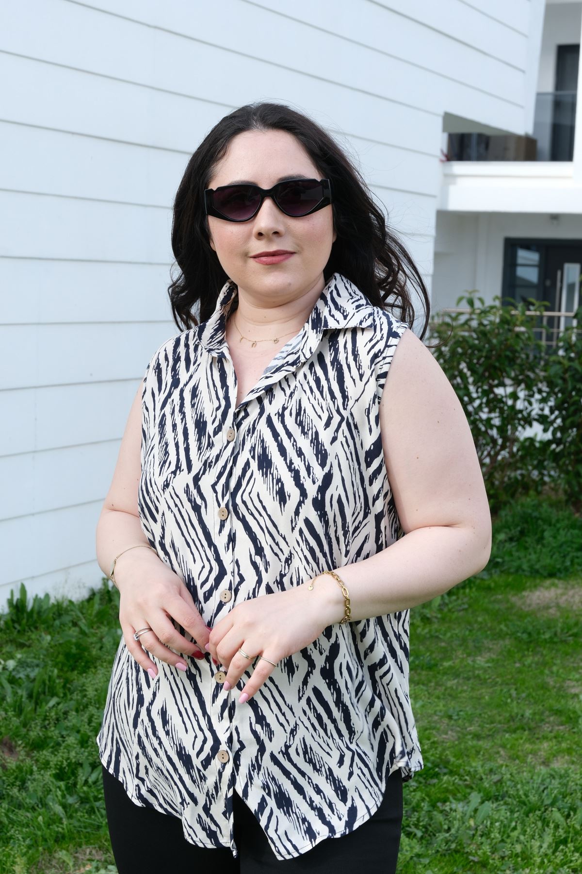 RENKTE BÜYÜK BEDEN KALIN ASKILI DESENLİ BLUZ