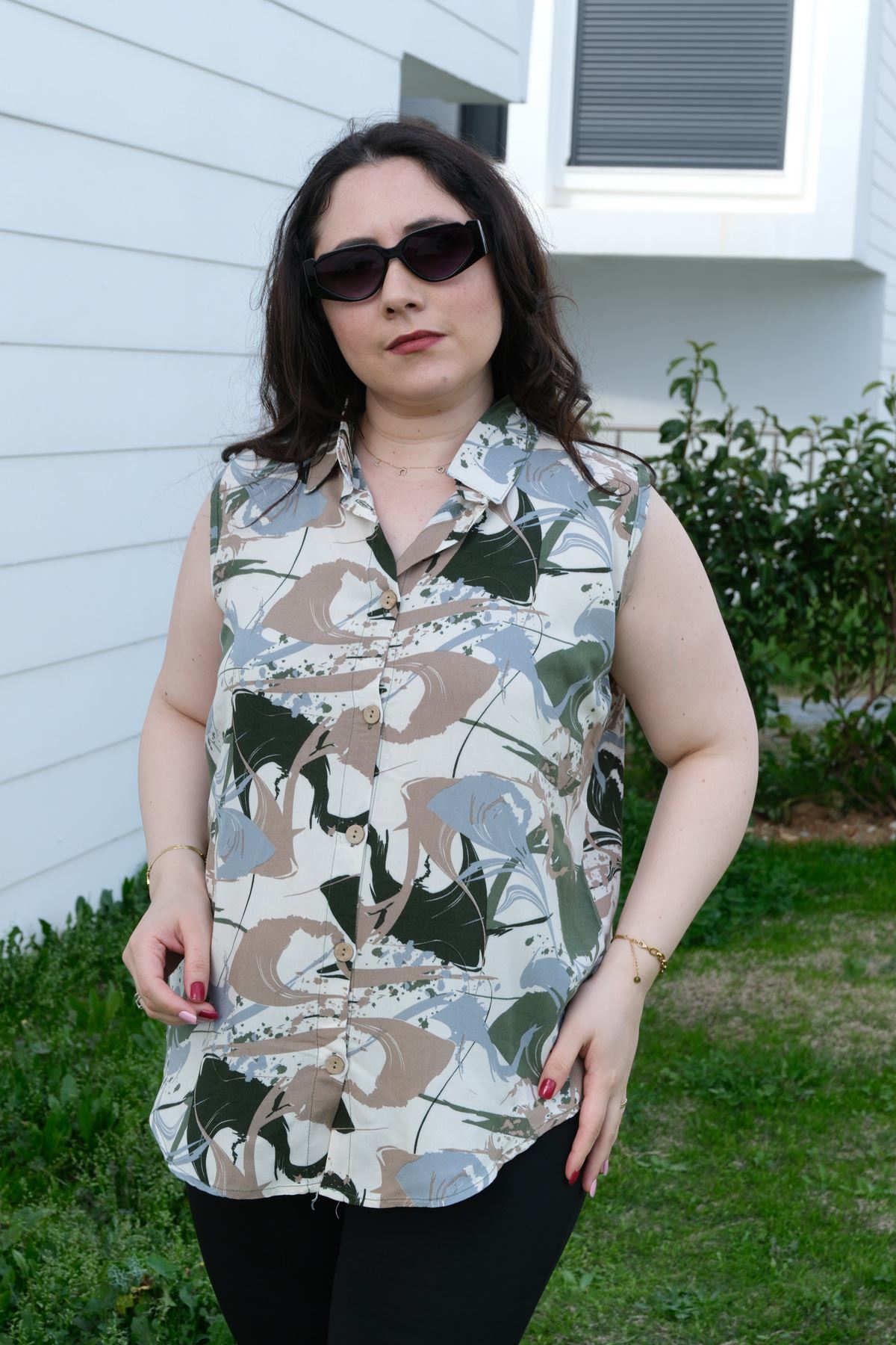 RENKTE BÜYÜK BEDEN KALIN ASKILI DESENLİ BLUZ