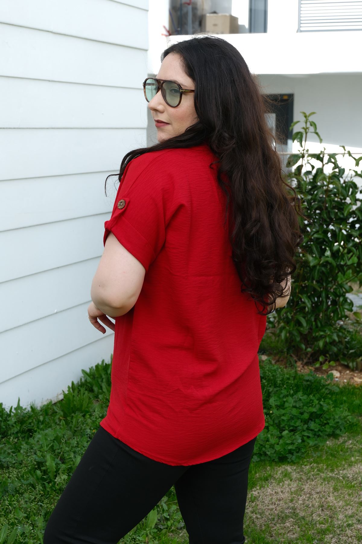 RENKTE BÜYÜK BEDEN DÜĞME DETAYLI KIRMIZI KISA KOLLU BLUZ