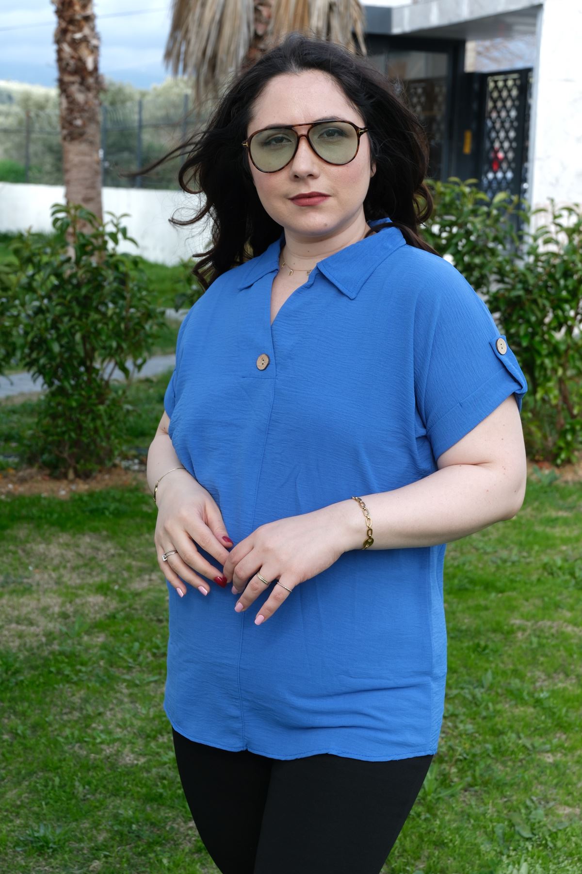 RENKTE BÜYÜK BEDEN DÜĞME DETAYLI İNDİGO KISA KOLLU BLUZ