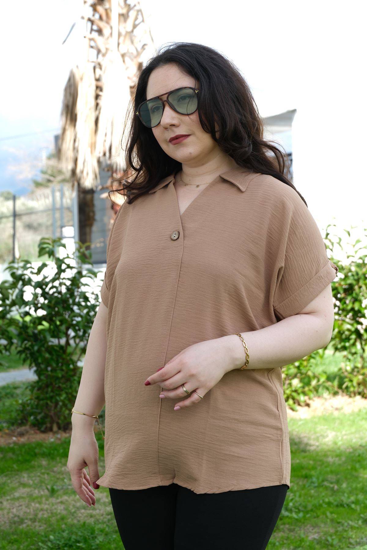 RENKTE BÜYÜK BEDEN DÜĞME DETAYLI VİZON KISA KOLLU BLUZ