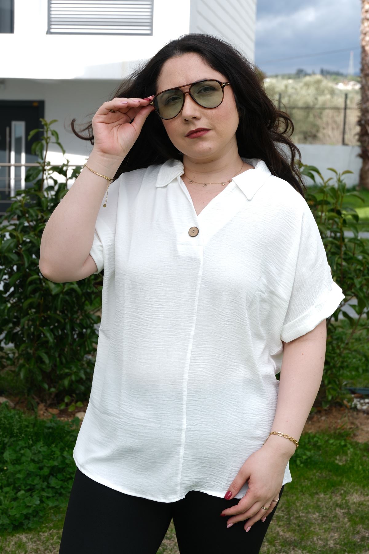 RENKTE BÜYÜK BEDEN DÜĞME DETAYLI BEYAZ KISA KOLLU BLUZ