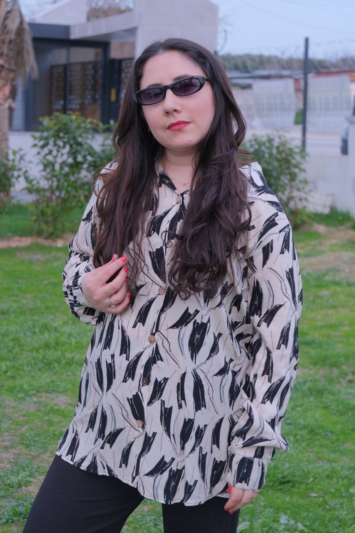 RENKTE BÜYÜK BEDEN DESENLİ DÜĞMELİ GÖMLEK