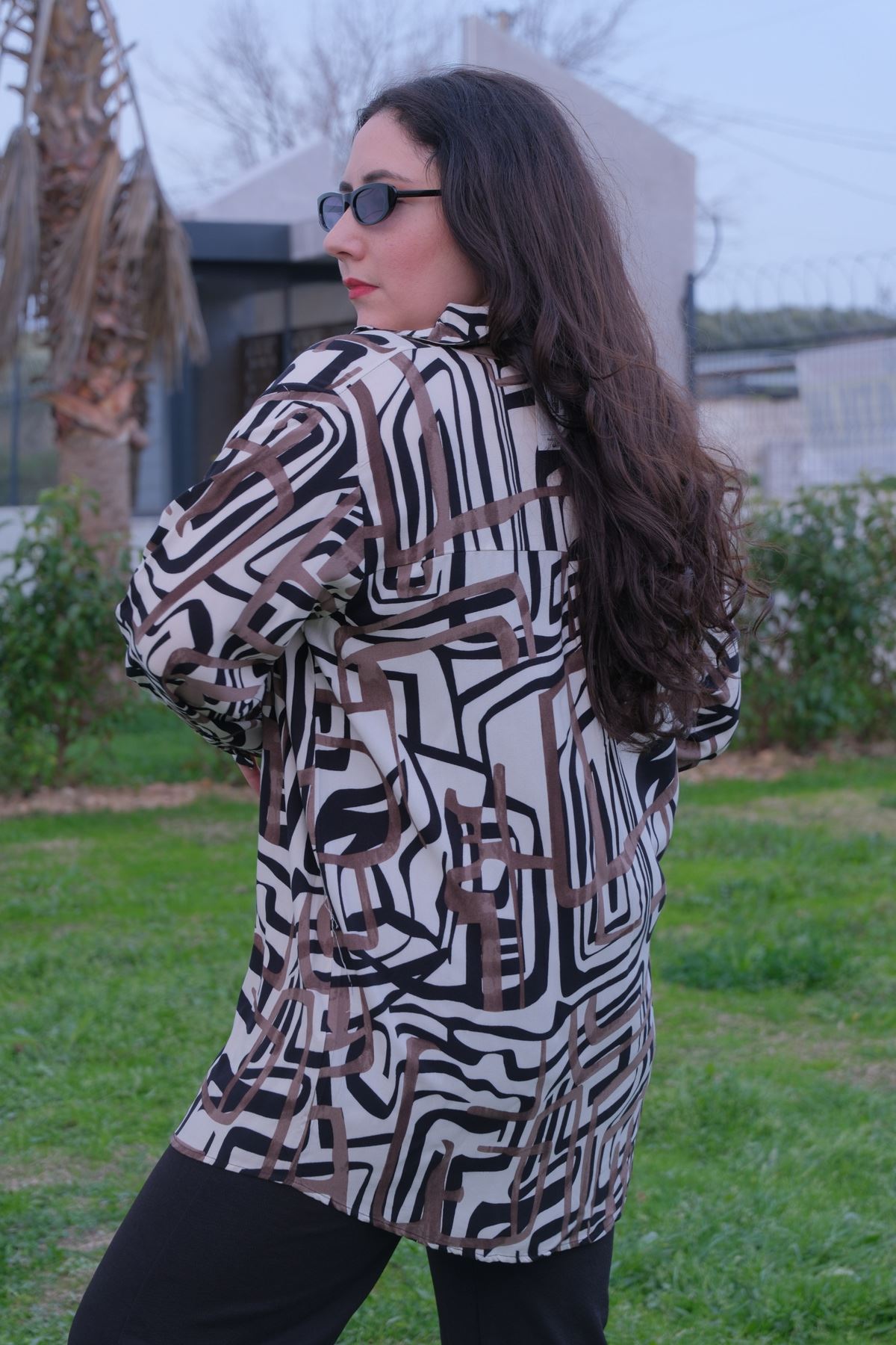 RENKTE BÜYÜK BEDEN DESENLİ DÜĞMELİ GÖMLEK