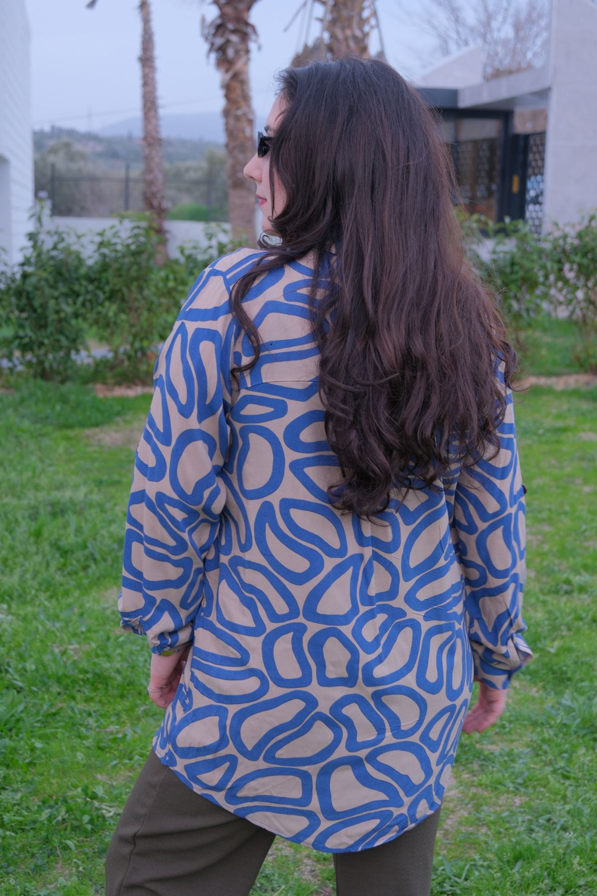 RENKTE BÜYÜK BEDEN DESENLİ DÜĞMELİ GÖMLEK