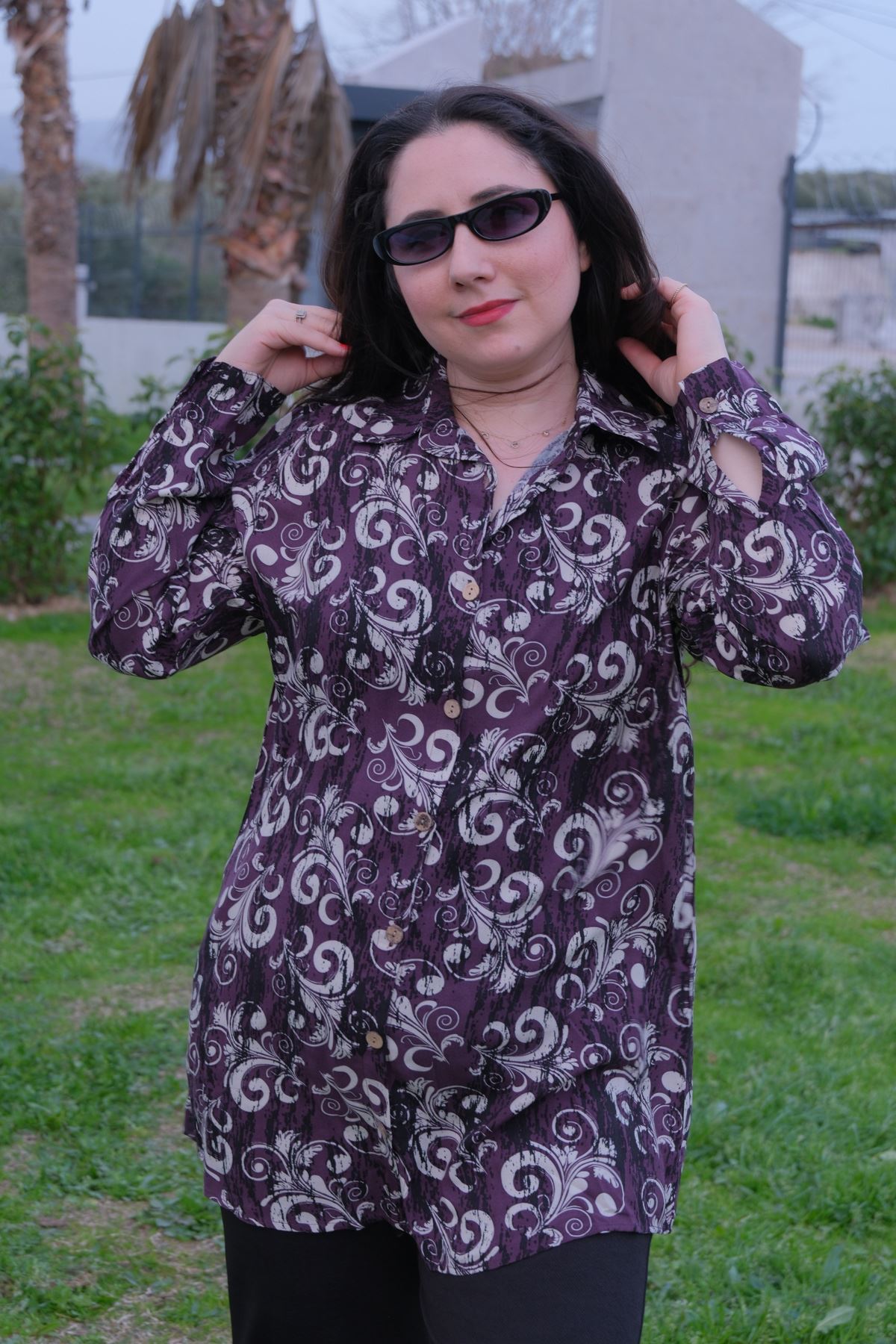 RENKTE BÜYÜK BEDEN DESENLİ DÜĞMELİ GÖMLEK