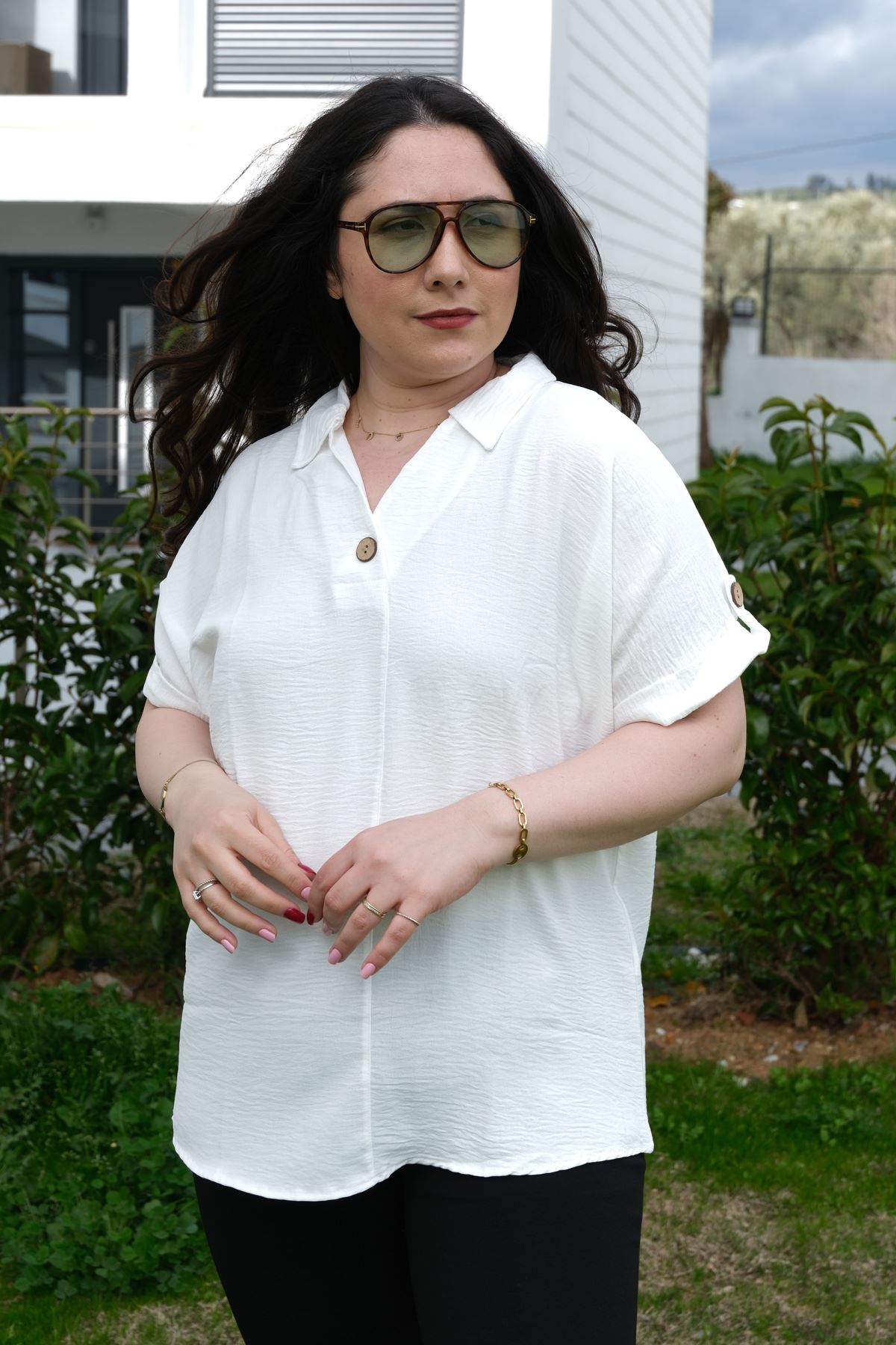 RENKTE BÜYÜK BEDEN DÜĞME DETAYLI BEYAZ KISA KOLLU BLUZ