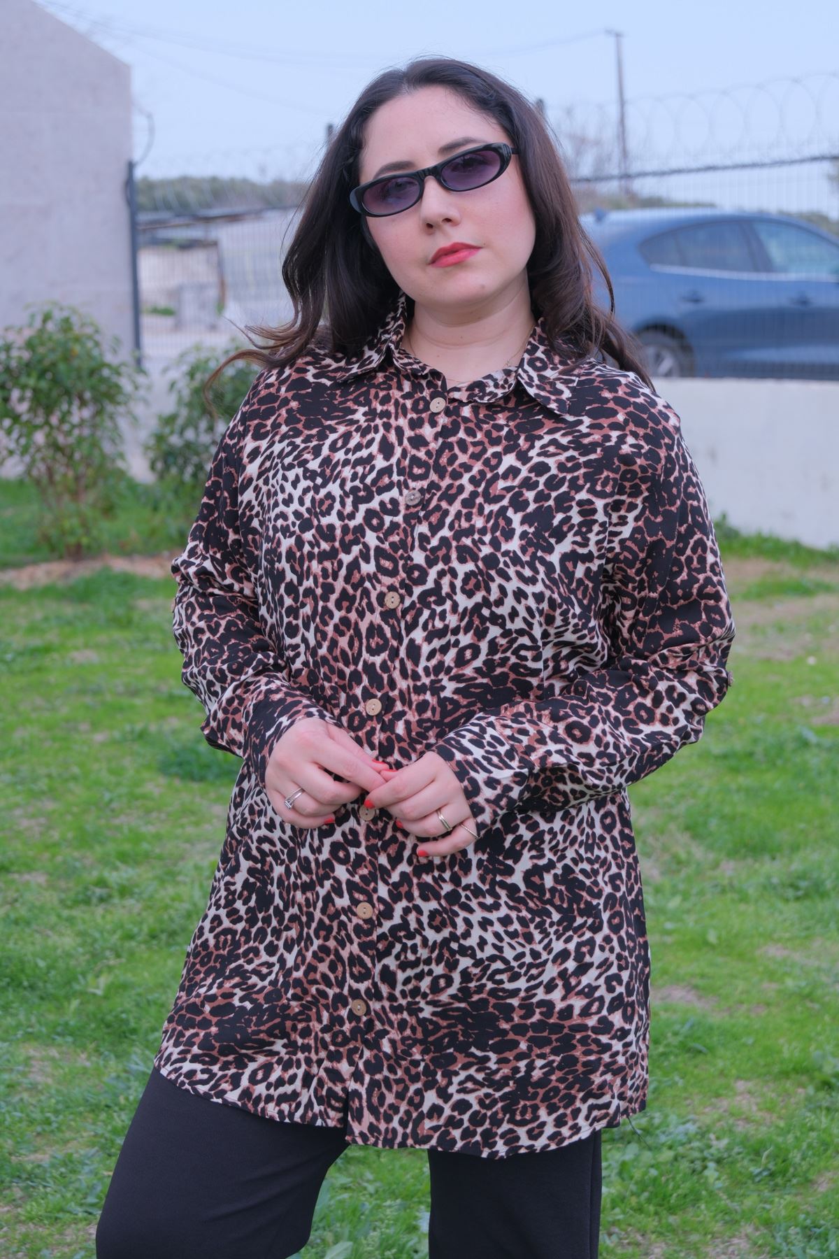 RENKTE BÜYÜK BEDEN DESENLİ DÜĞMELİ GÖMLEK