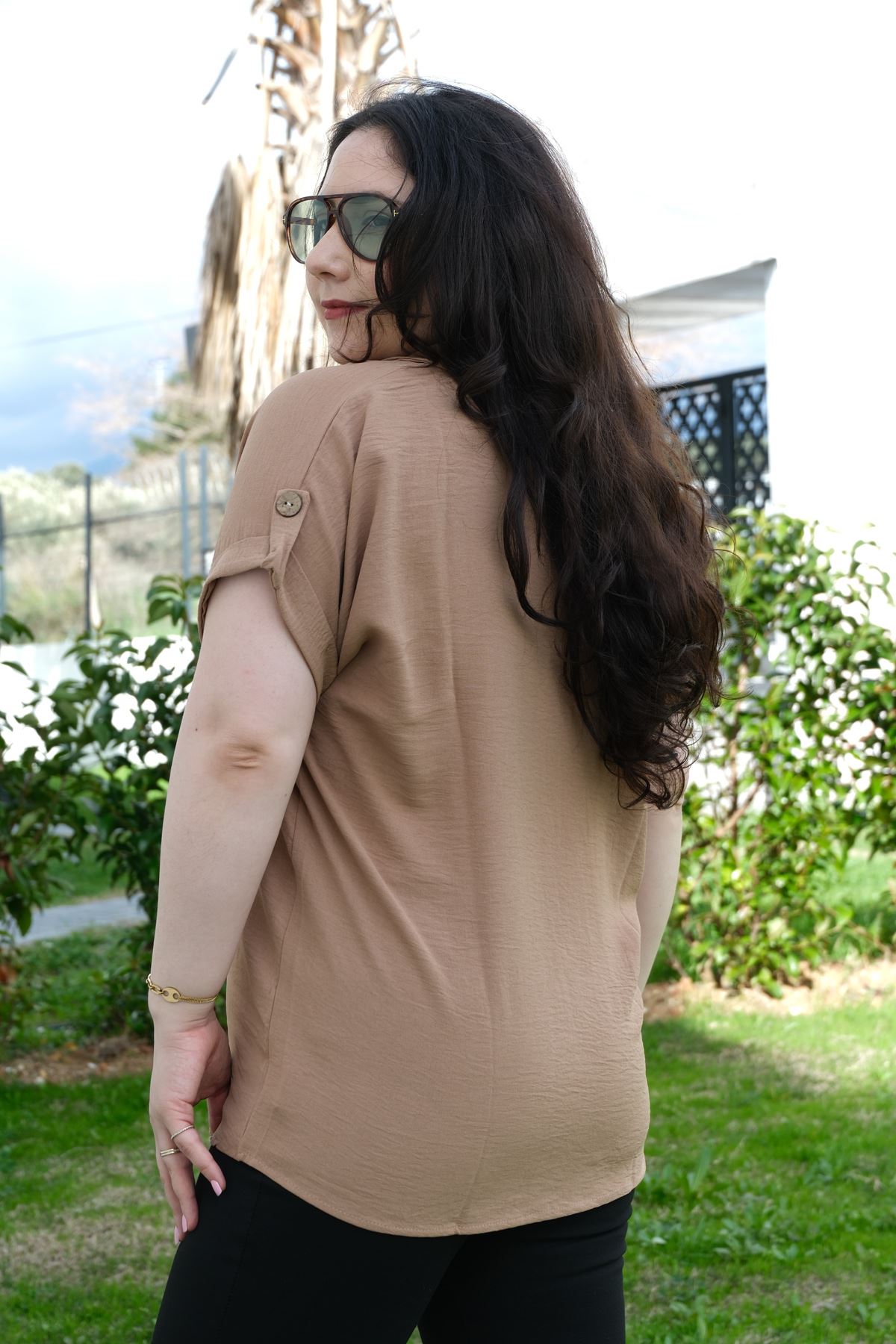 RENKTE BÜYÜK BEDEN DÜĞME DETAYLI VİZON KISA KOLLU BLUZ