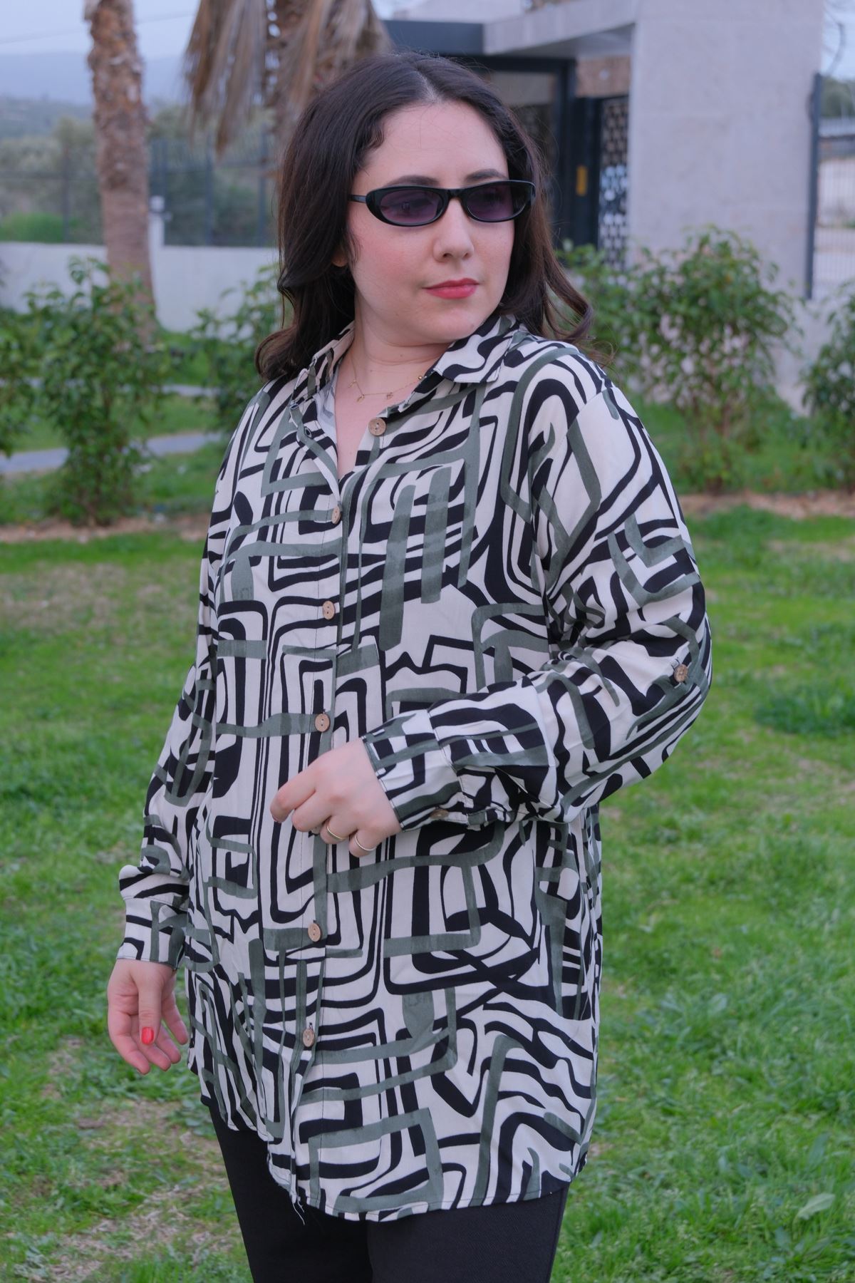 RENKTE BÜYÜK BEDEN DESENLİ DÜĞMELİ GÖMLEK