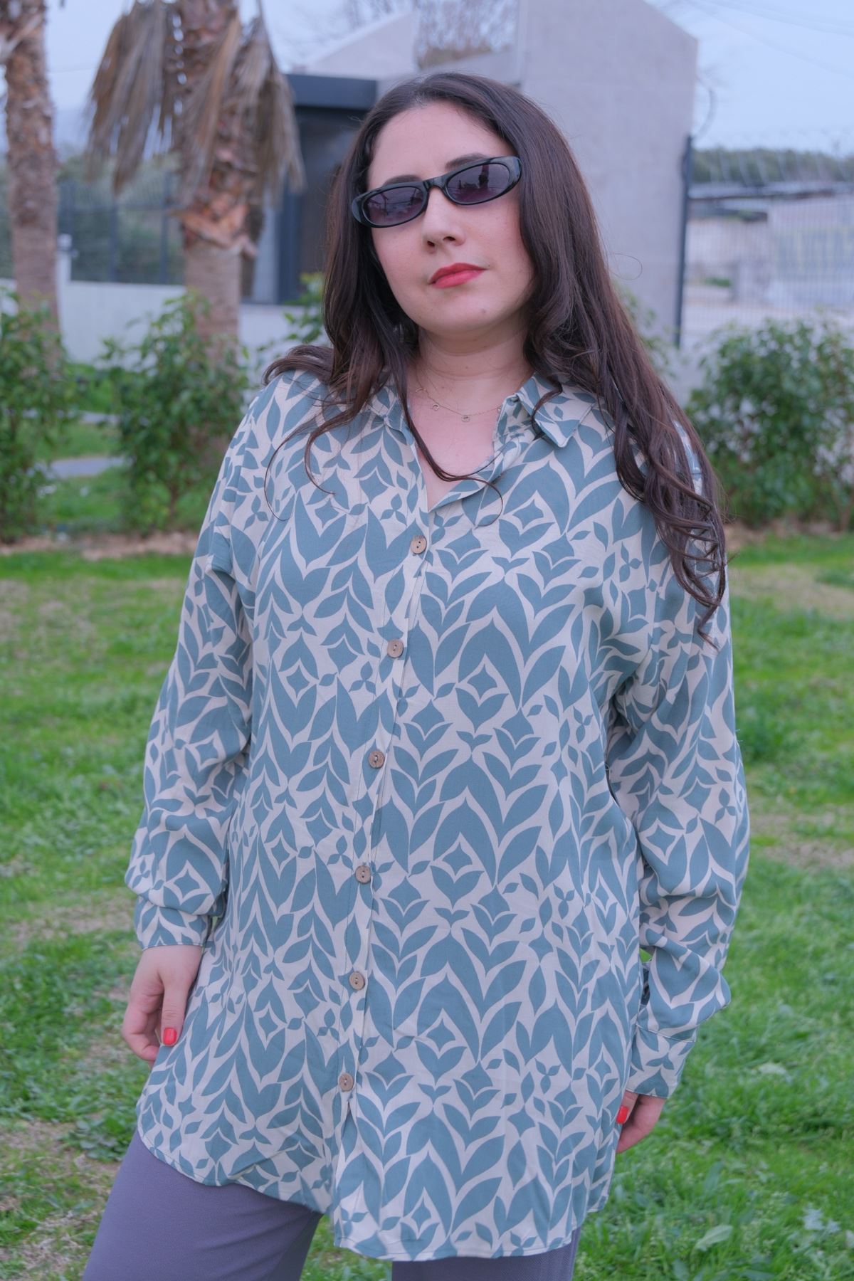 RENKTE BÜYÜK BEDEN DESENLİ DÜĞMELİ GÖMLEK