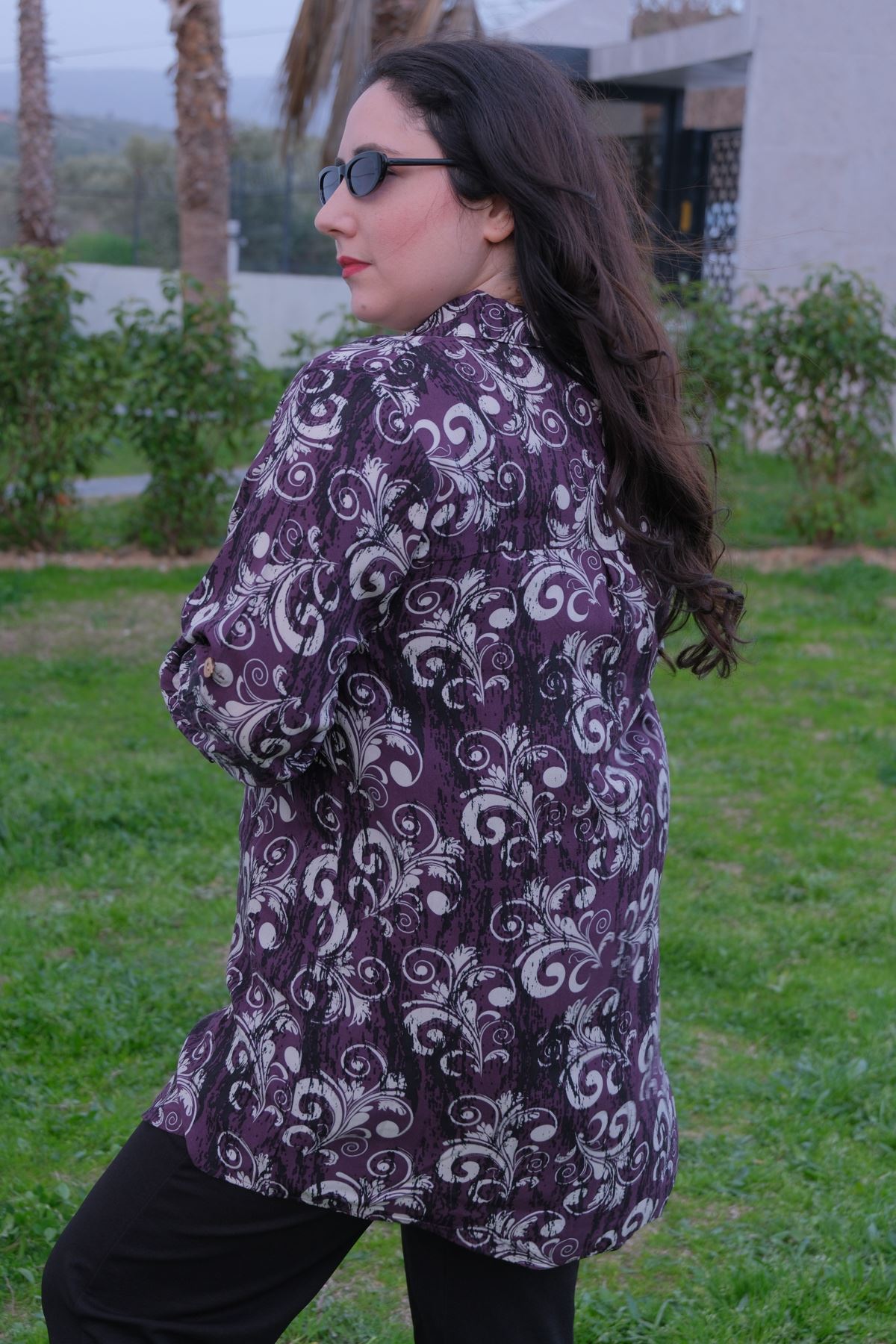 RENKTE BÜYÜK BEDEN DESENLİ DÜĞMELİ GÖMLEK