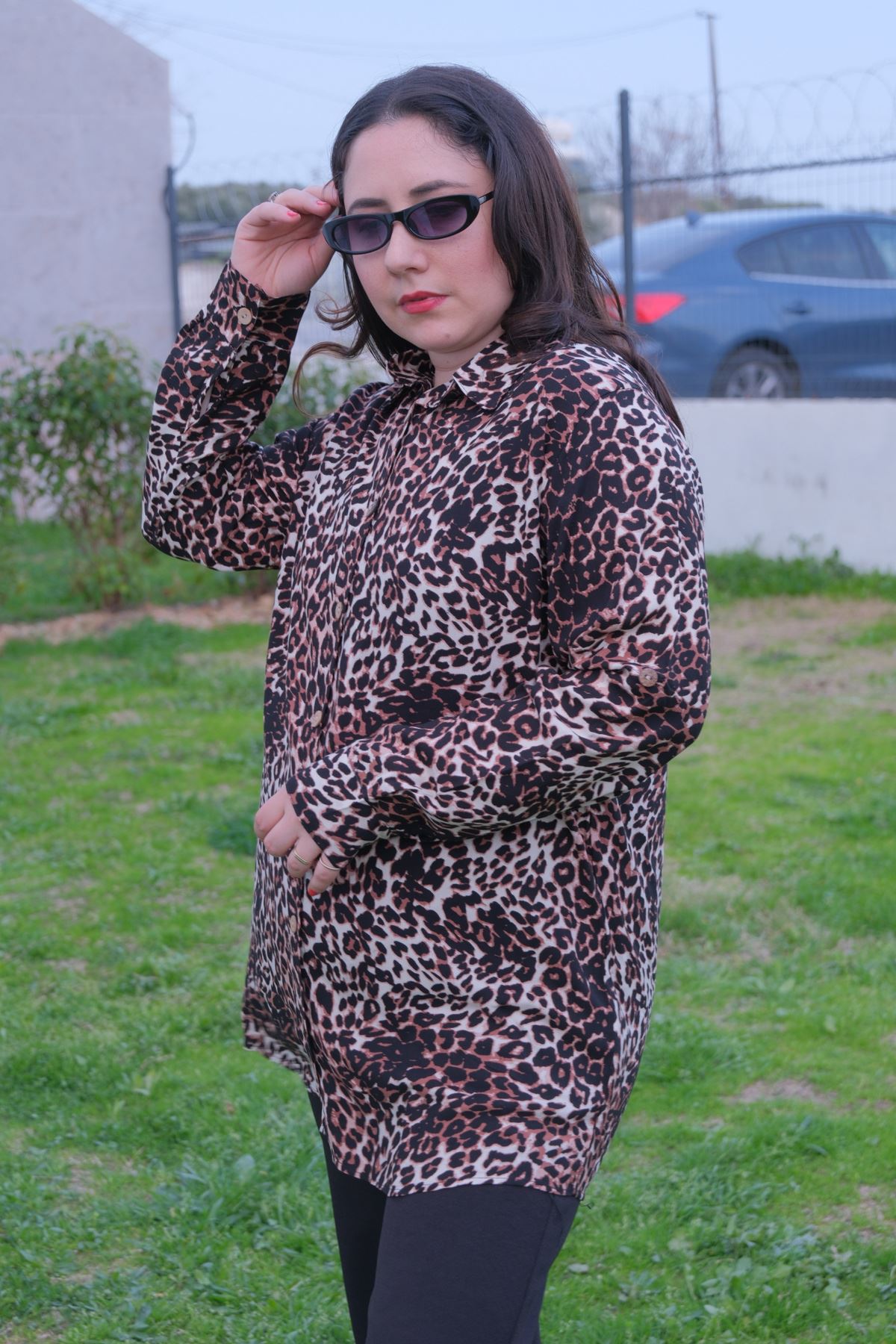 RENKTE BÜYÜK BEDEN DESENLİ DÜĞMELİ GÖMLEK