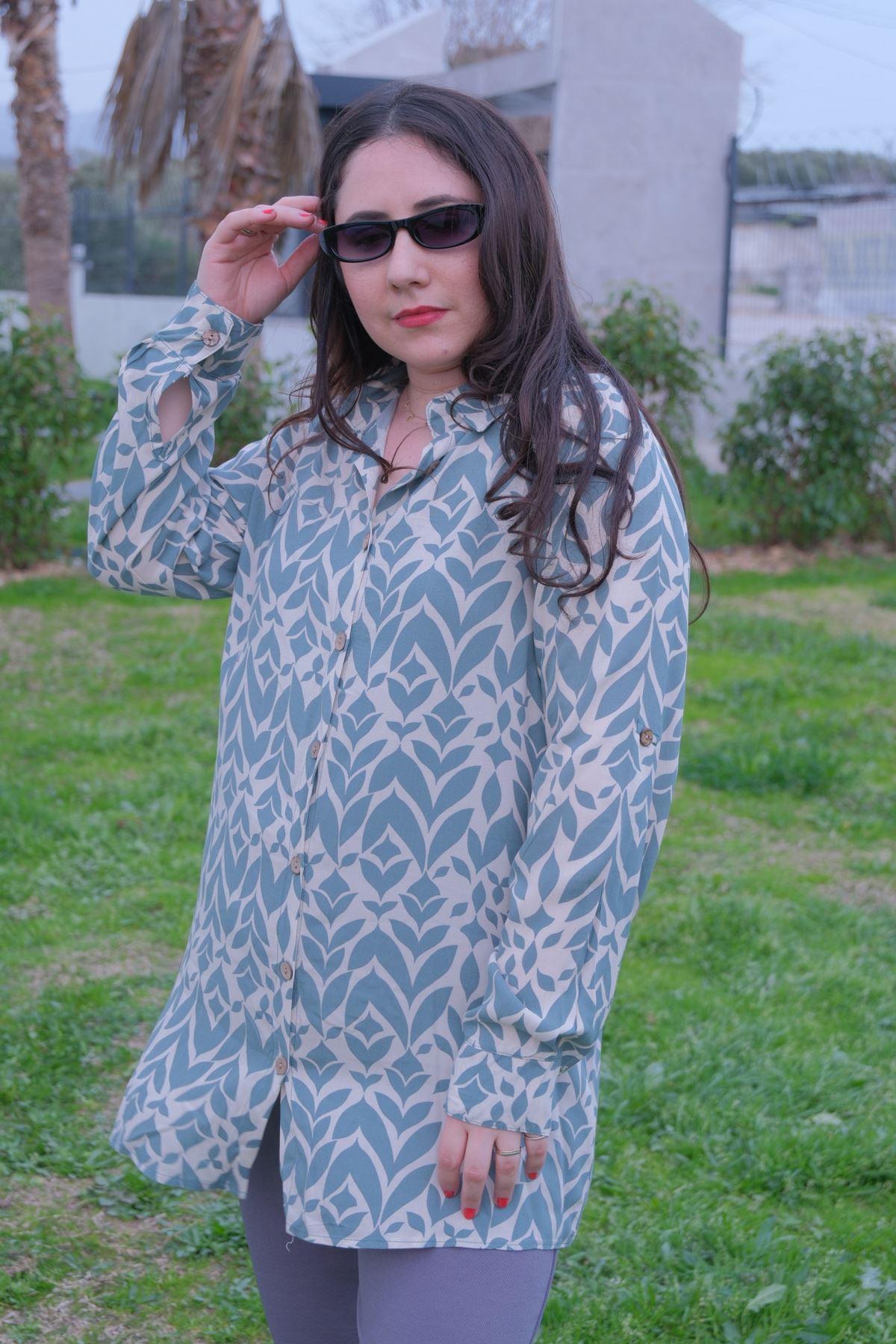 RENKTE BÜYÜK BEDEN DESENLİ DÜĞMELİ GÖMLEK