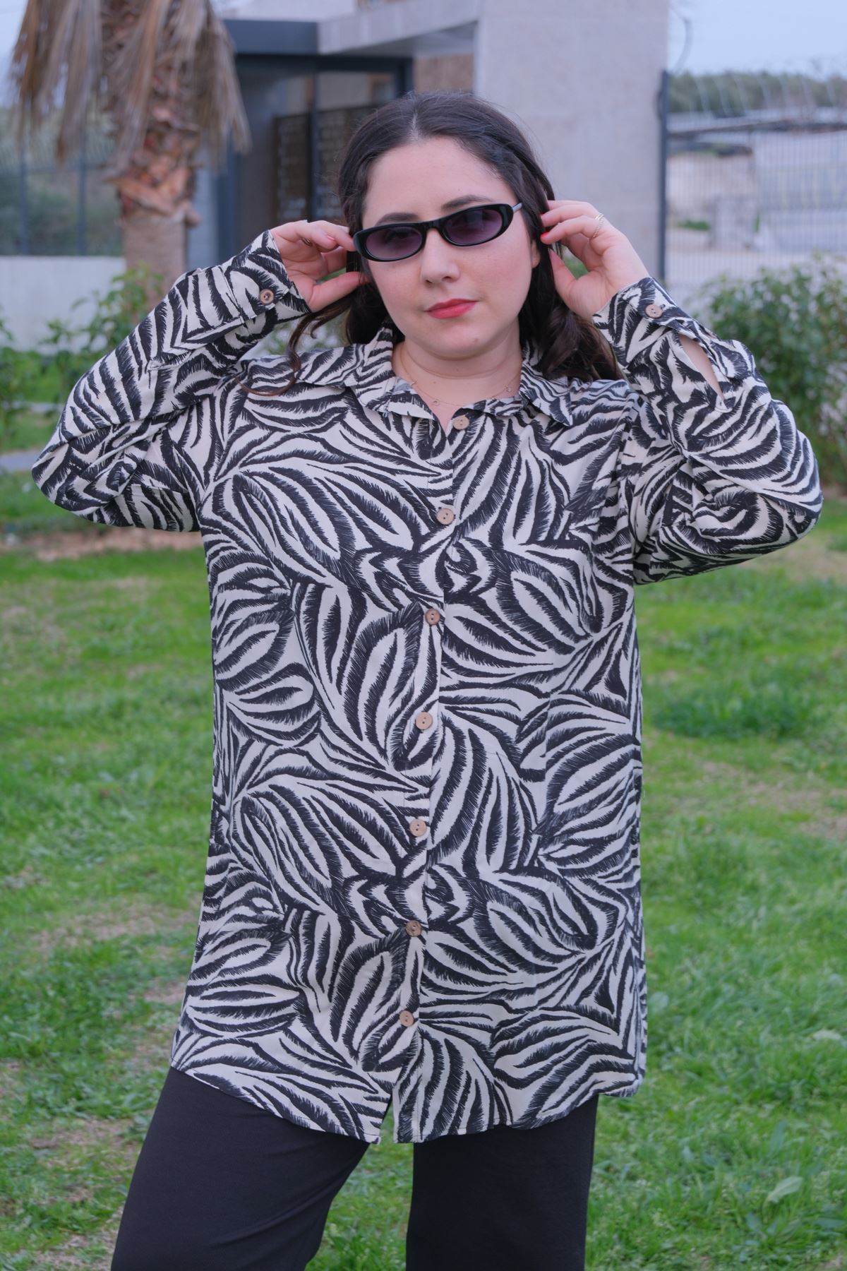 RENKTE BÜYÜK BEDEN DESENLİ DÜĞMELİ GÖMLEK