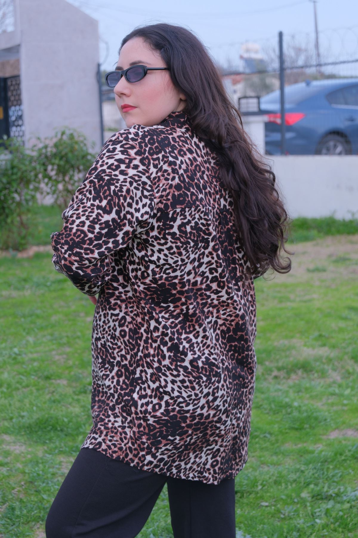 RENKTE BÜYÜK BEDEN DESENLİ DÜĞMELİ GÖMLEK