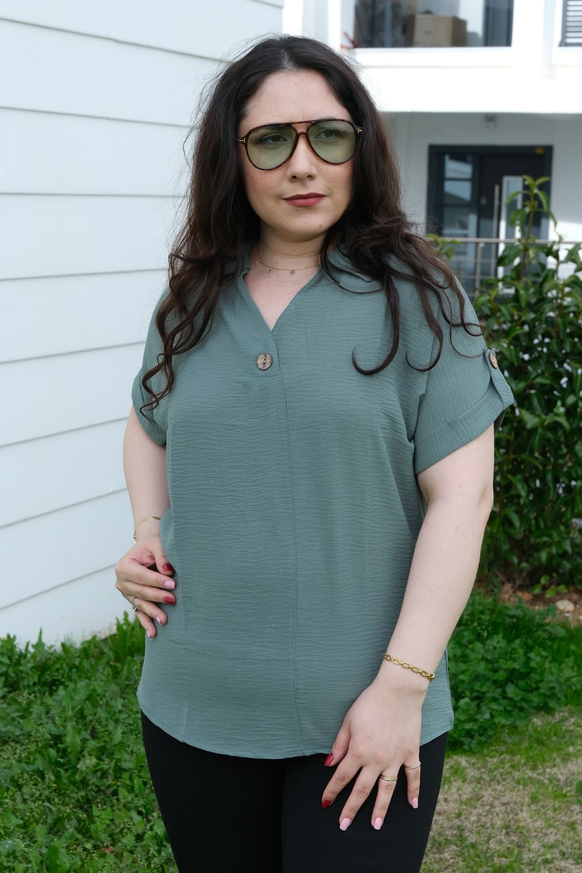 RENKTE BÜYÜK BEDEN DÜĞME DETAYLI YEŞİL KISA KOLLU BLUZ