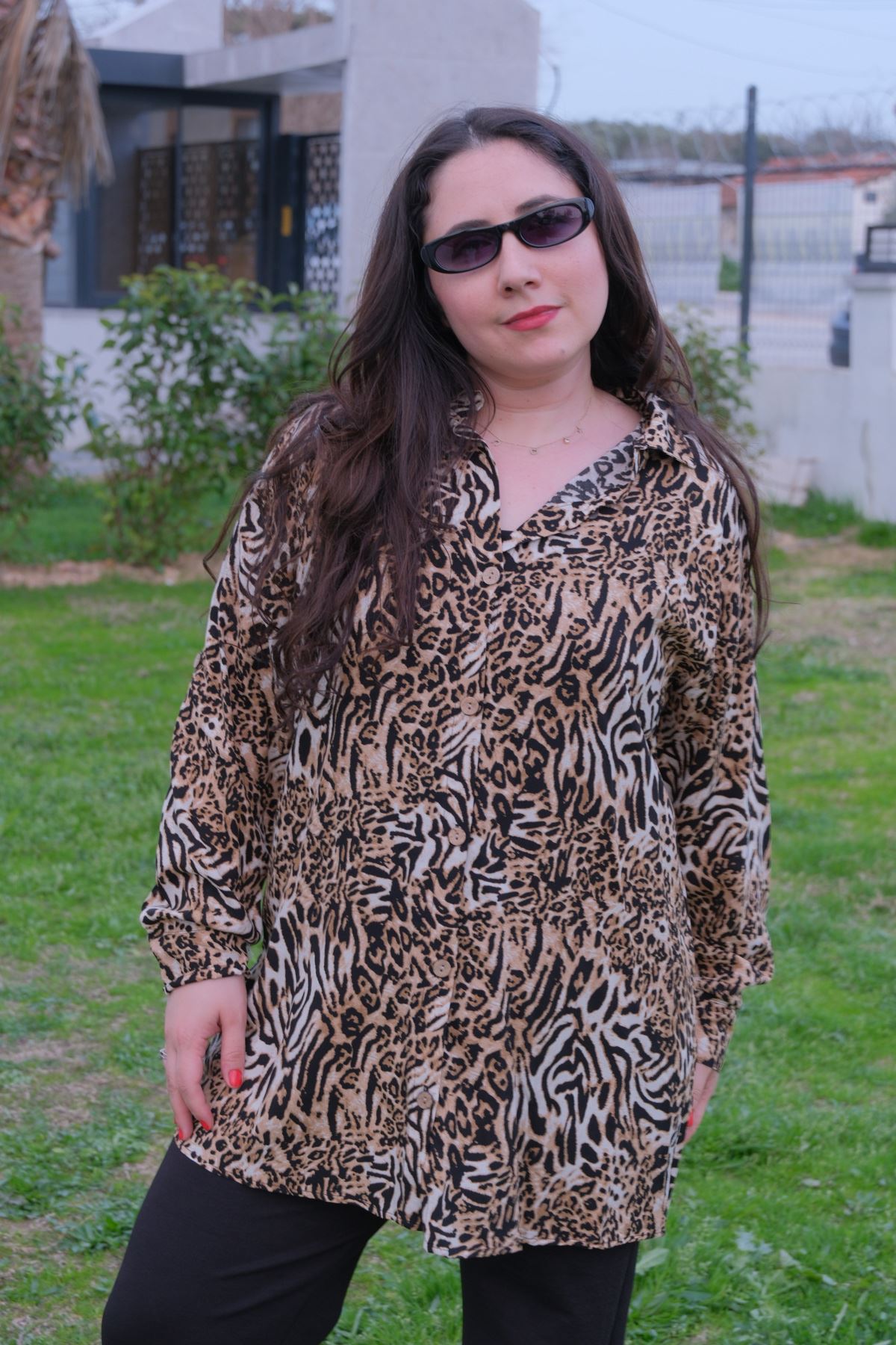 RENKTE BÜYÜK BEDEN DESENLİ DÜĞMELİ GÖMLEK