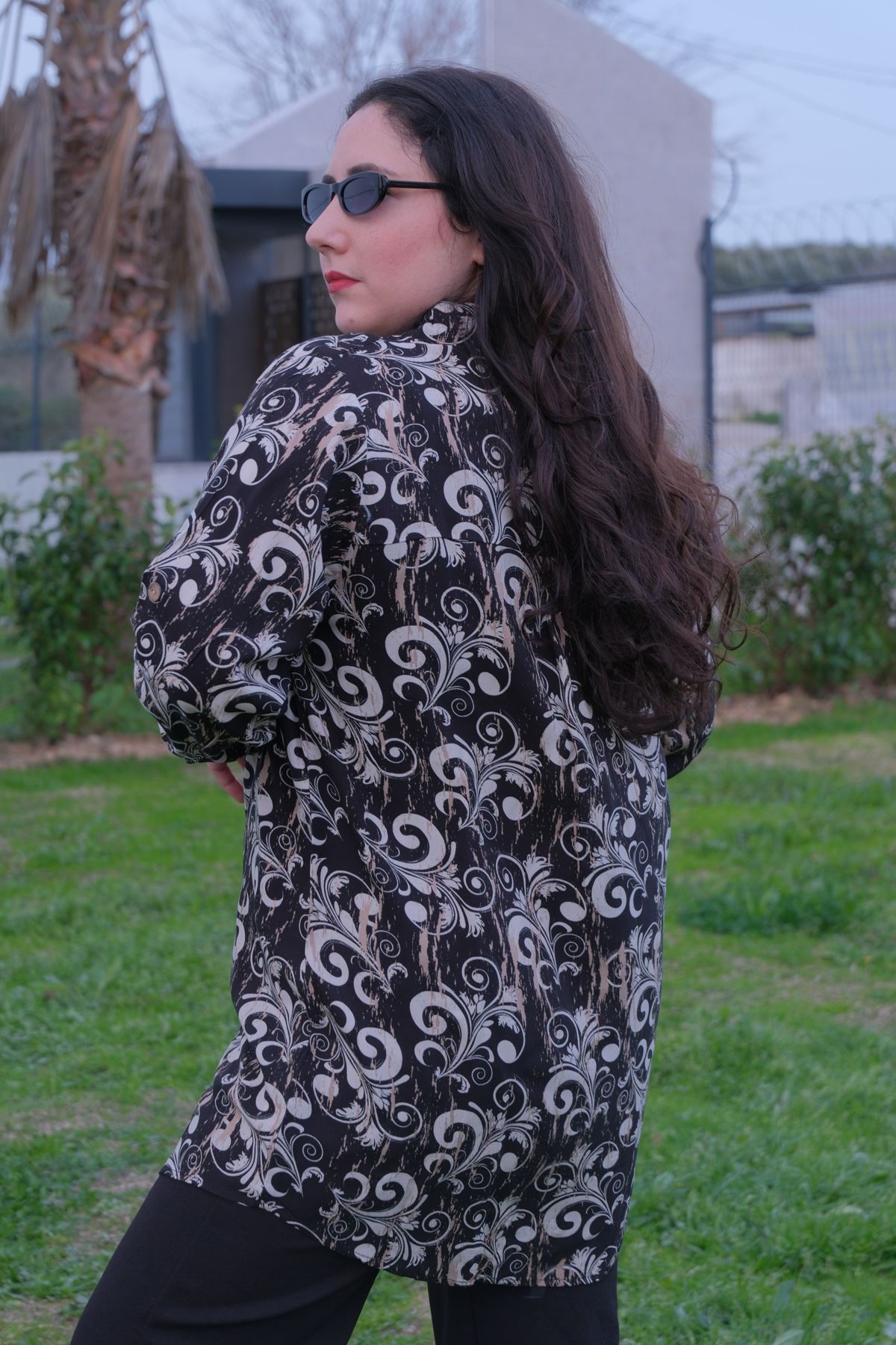 RENKTE BÜYÜK BEDEN DESENLİ DÜĞMELİ GÖMLEK